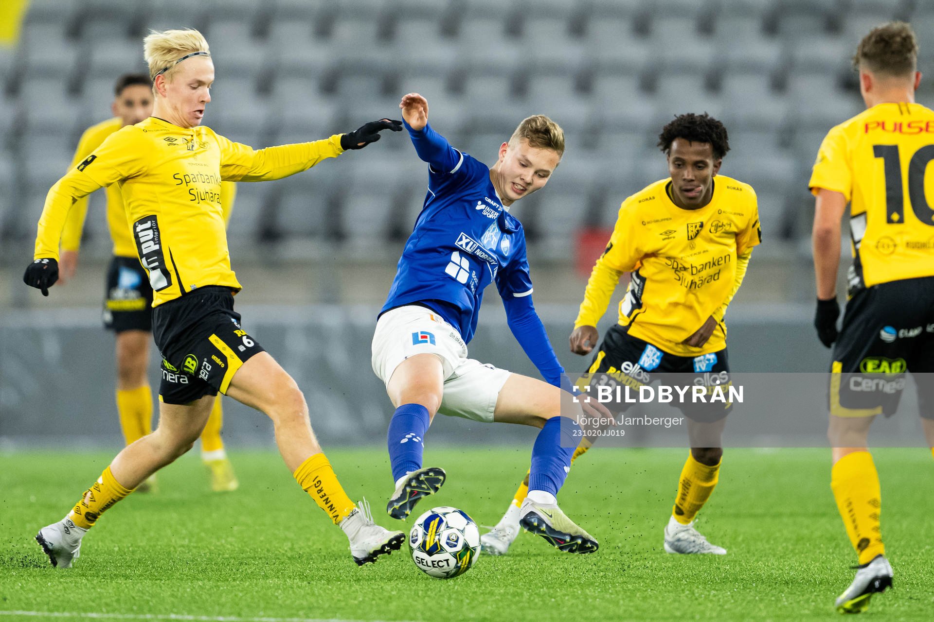 Norrbys Melvin Korpås i kamp med Elfsborgs Felix Älverdal och Andrés Lindberg under fotbollsmatchen i P19 Superettan södra mellan Elfsborg och Norrby den 20 oktober 2023 i Borås.