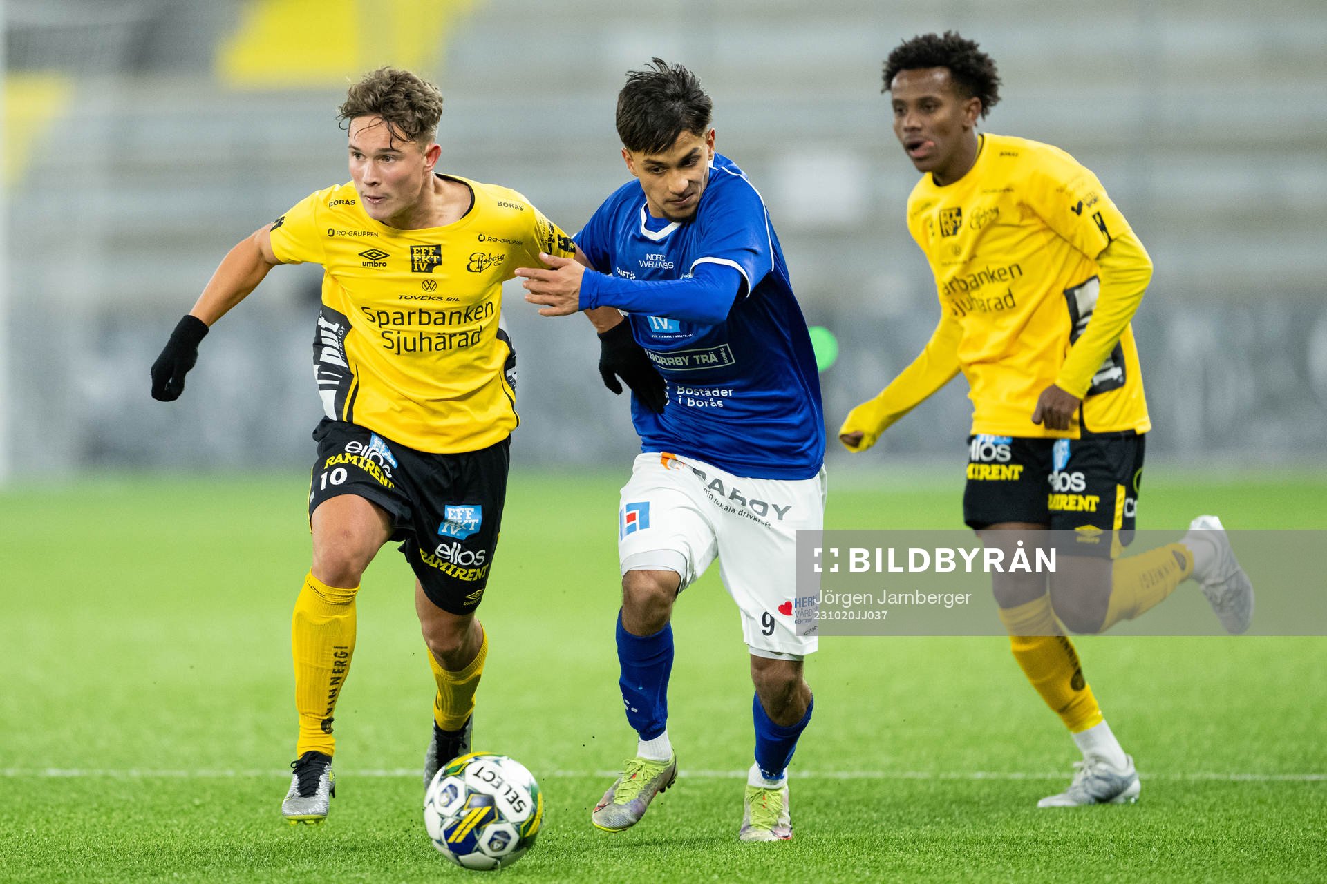 Elfsborgs Enzo Andren och Norrbys Mohammad Rasul Khairuddin