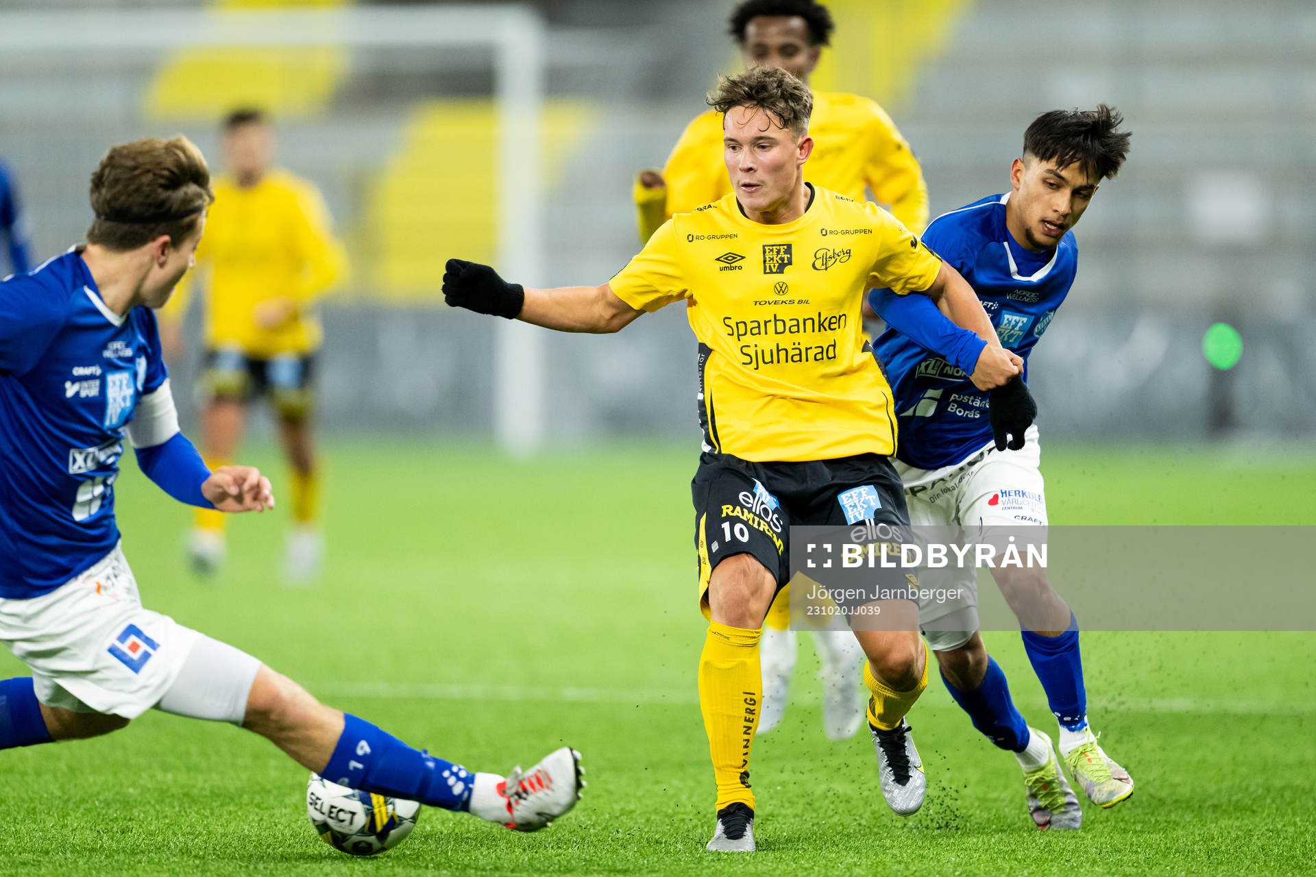 Elfsborgs Enzo Andren och Norrbys Mohammad Rasul Khairuddin