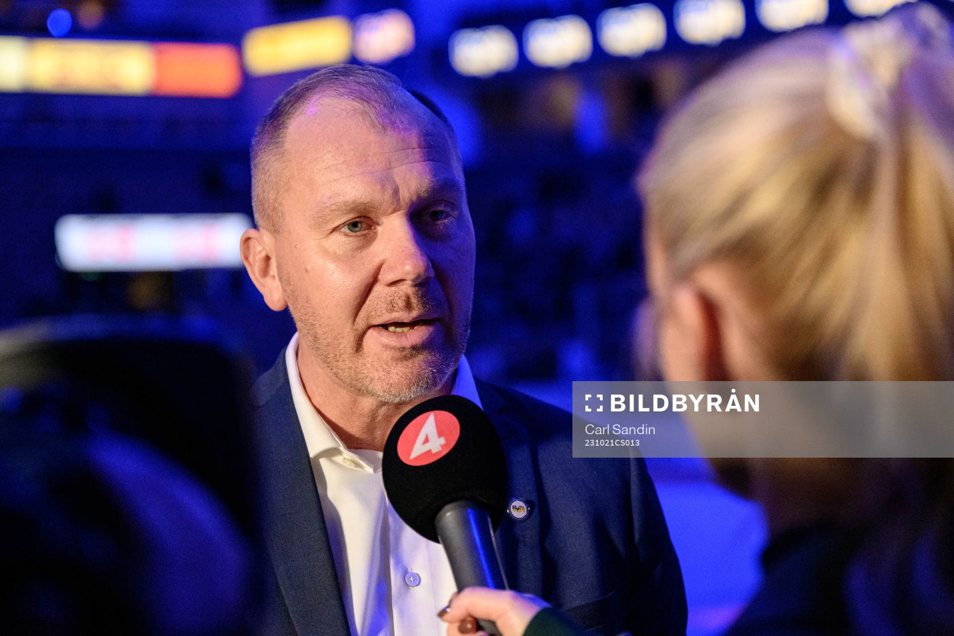 HV71s klubbdirektör Johan Lindbom blir intervjuad innan