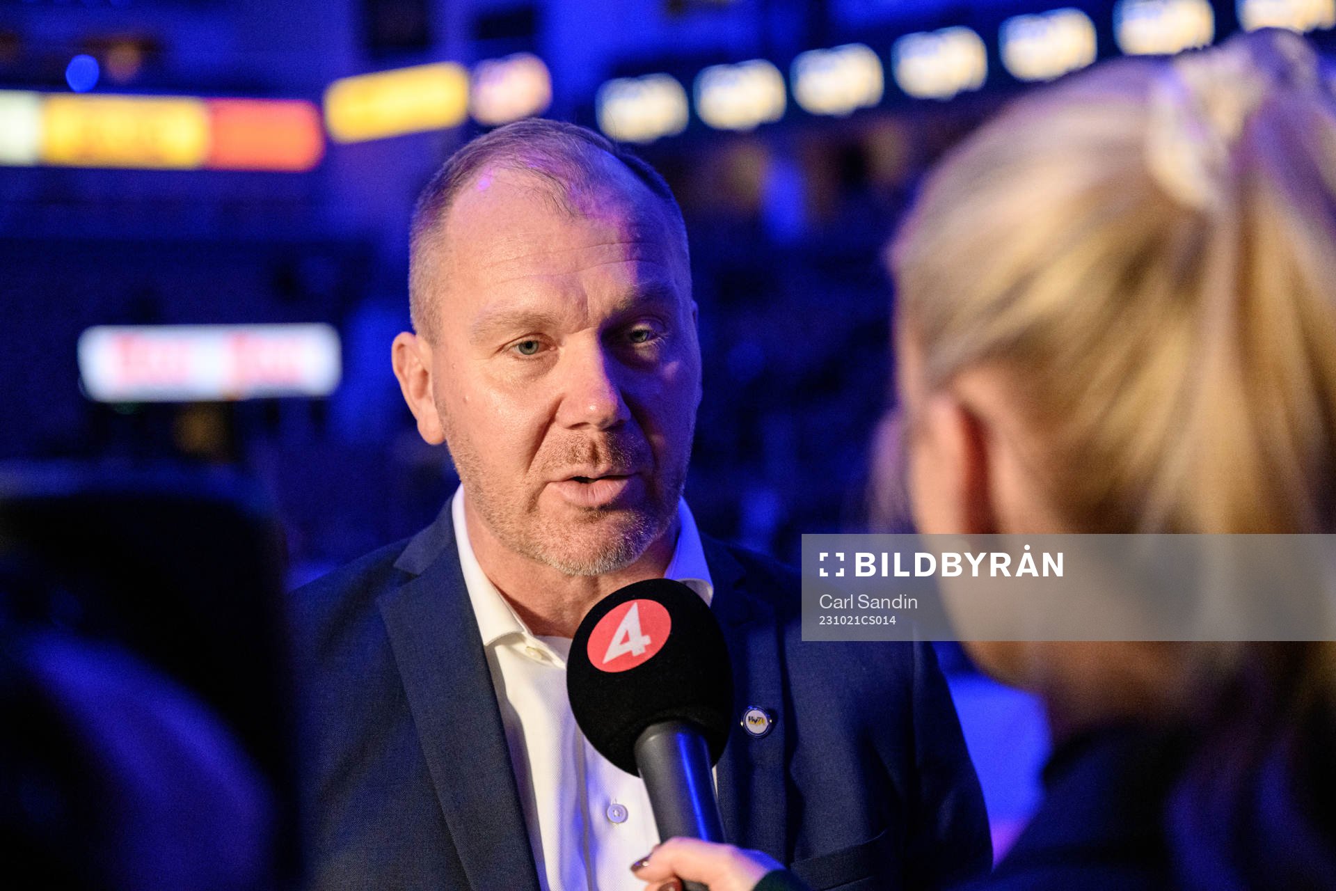 HV71s klubbdirektör Johan Lindbom blir intervjuad innan