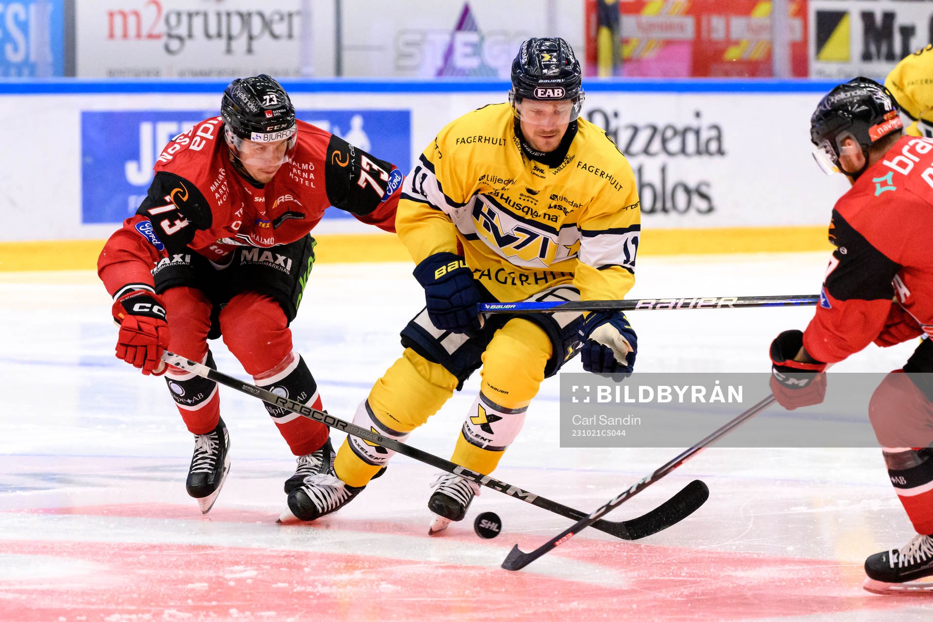 Malmö Redhawks Adam Ollas Mattsson och HV71s Simon Önerud