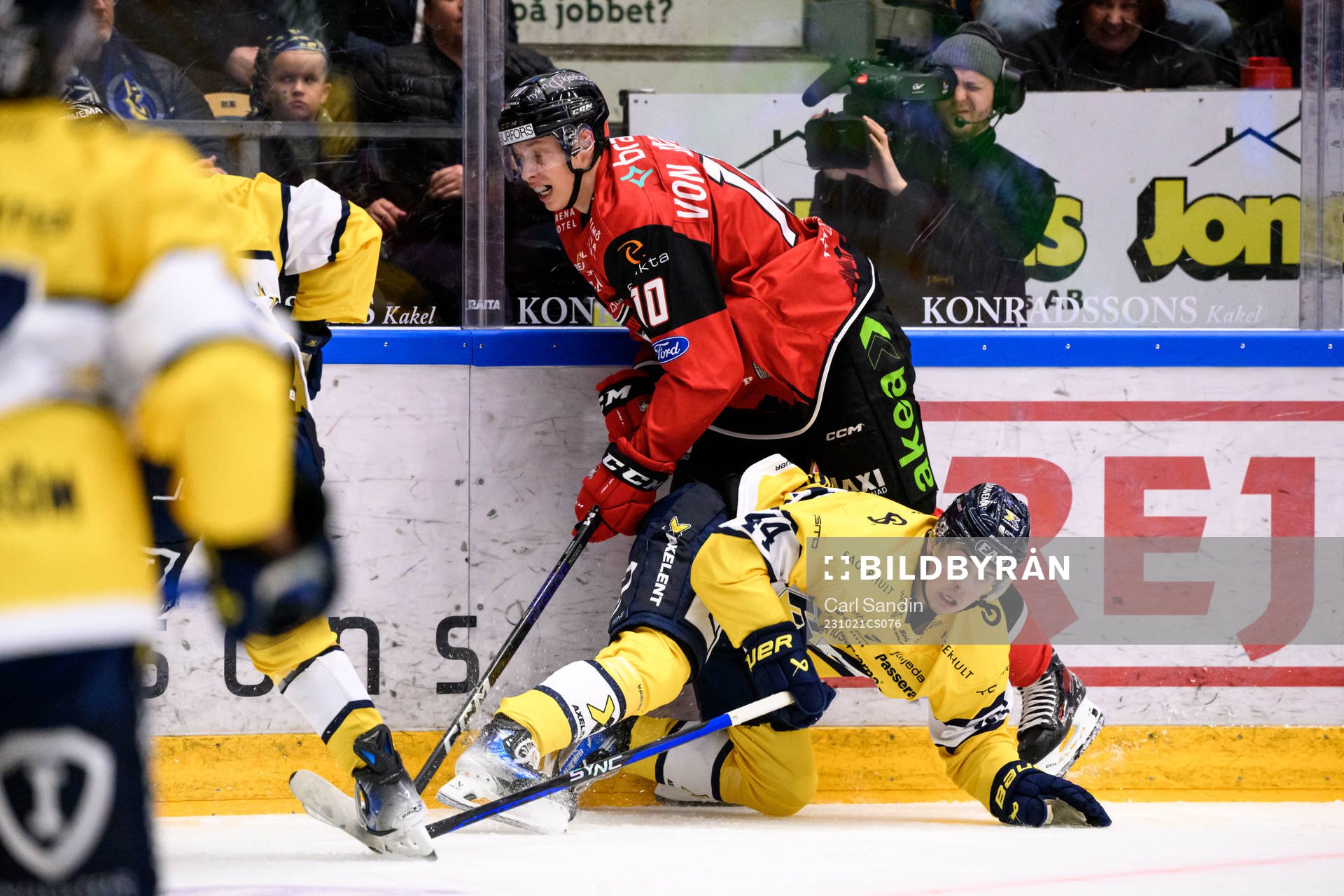 Malmö Redhawks William Von Barnekow och HV71s Hugo Fransson