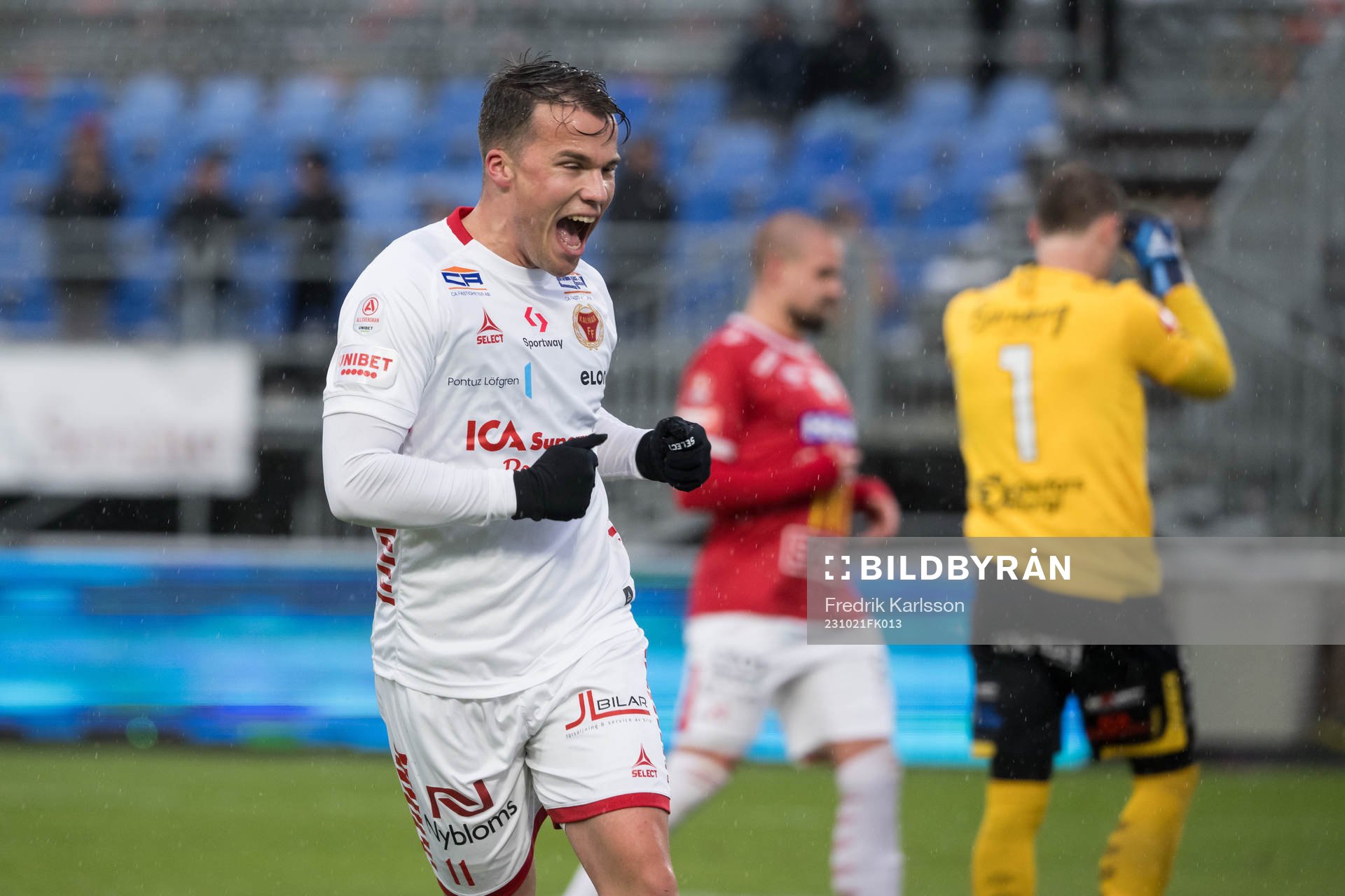 Kalmars Simon Skrabb jublar efter 1-0 under fotbollsmatchen i Allsvenskan mellan Degerfors och Kalmar den 21 oktober 2023 i Degerfors. 