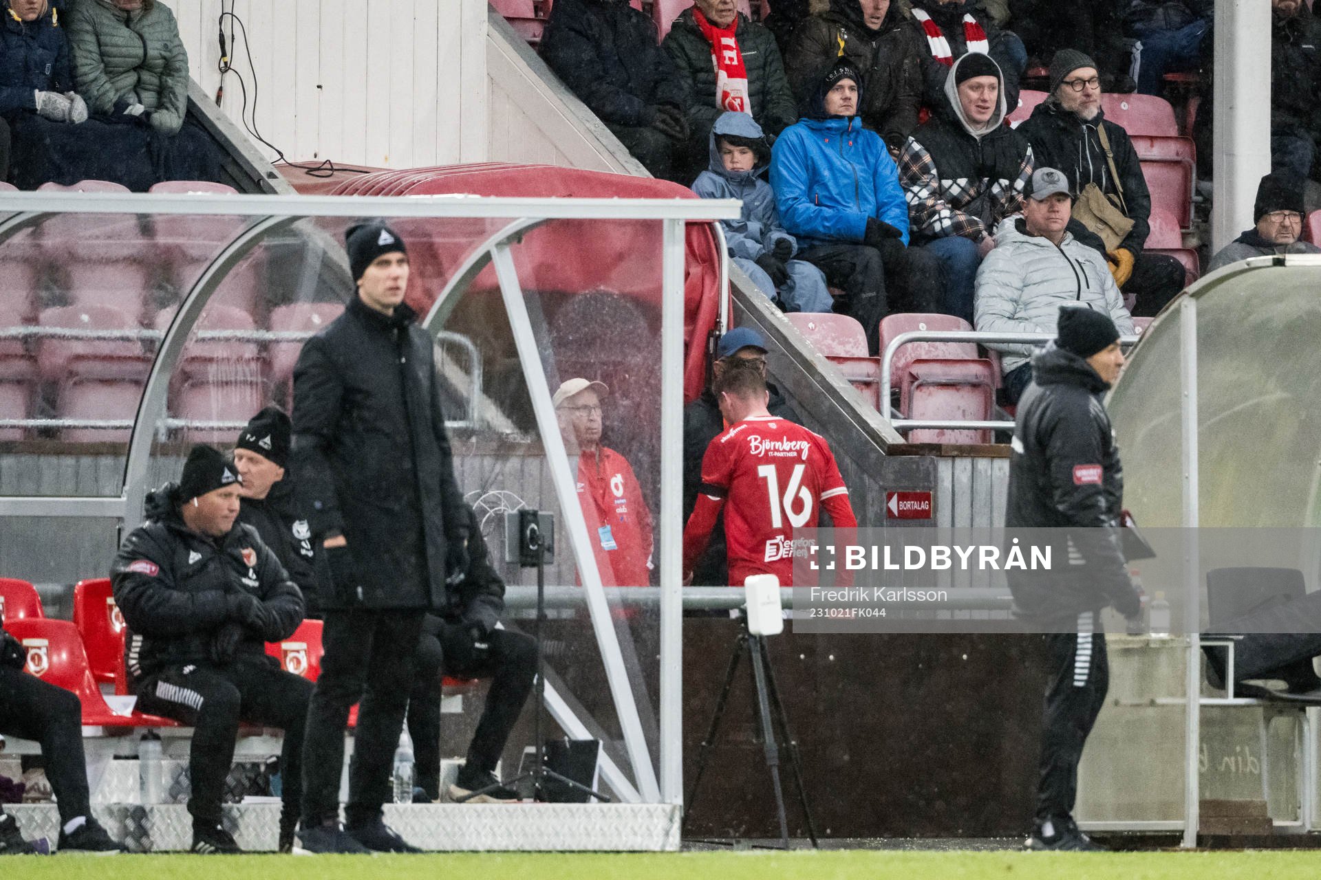 Degerfors Rasmus Örqvist lämnar planen