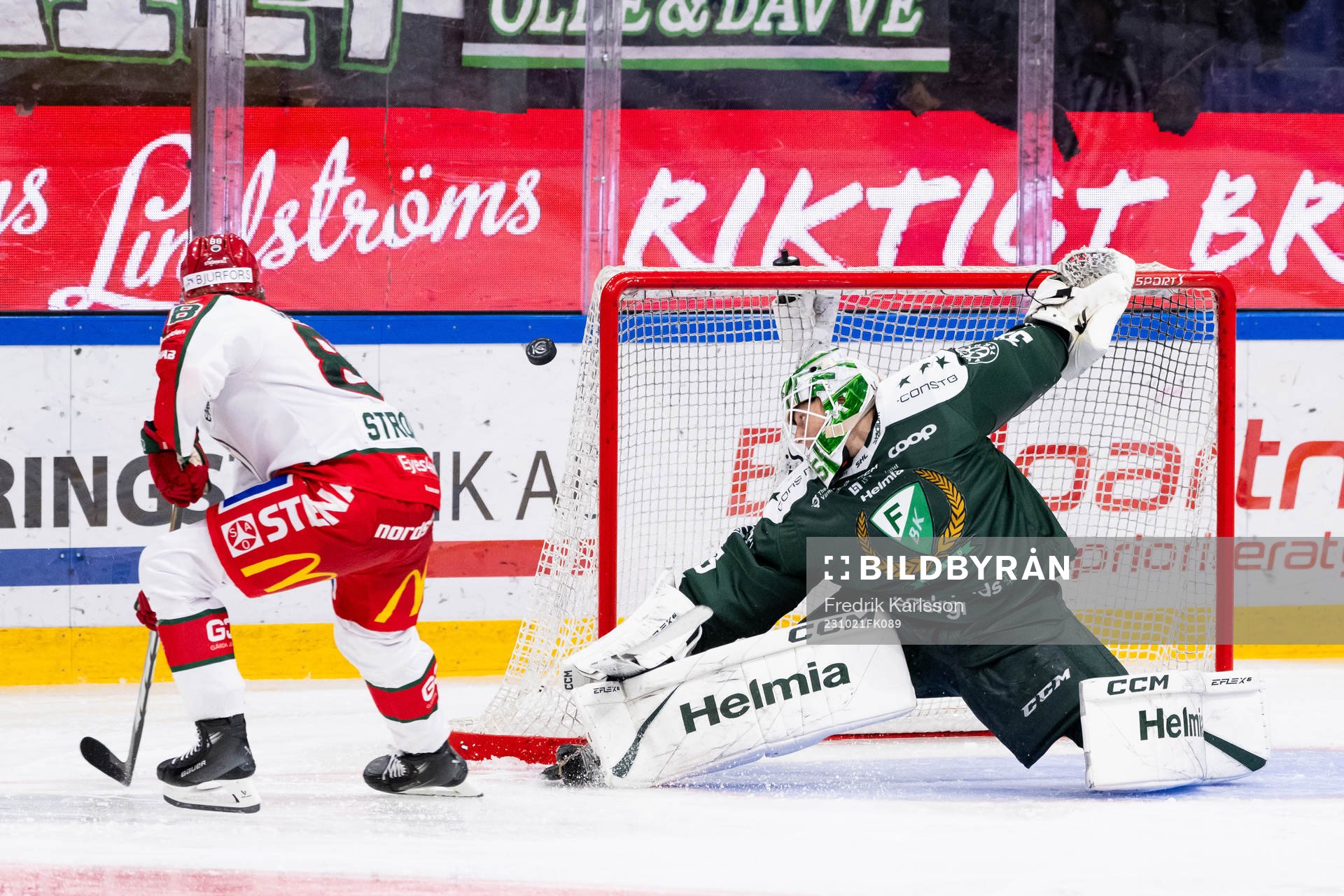 Frölundas Malte Strömwall och Färjestads målvakt Carl