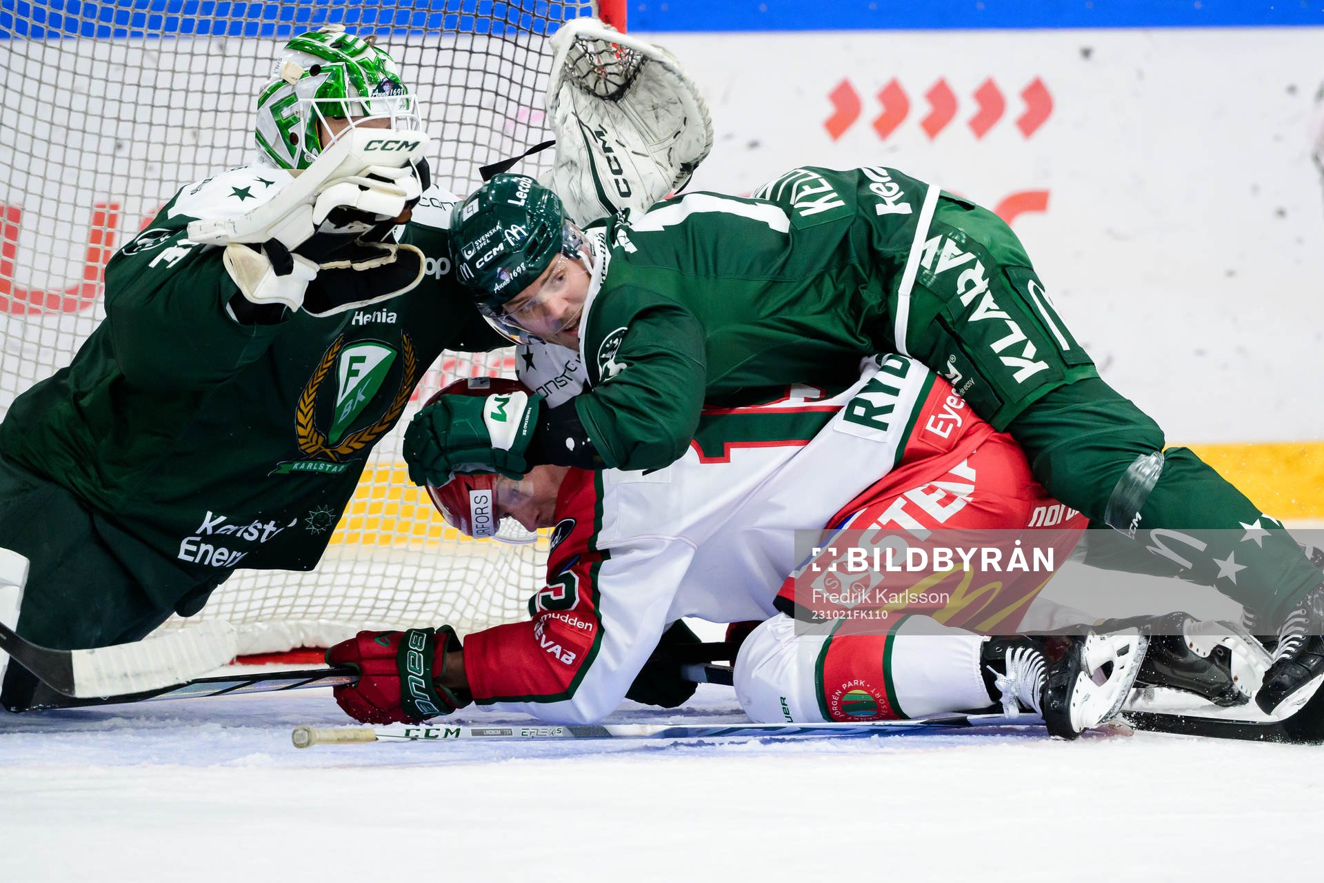 Färjestads målvakt Carl Lindbom och Joel Kellman kamp med