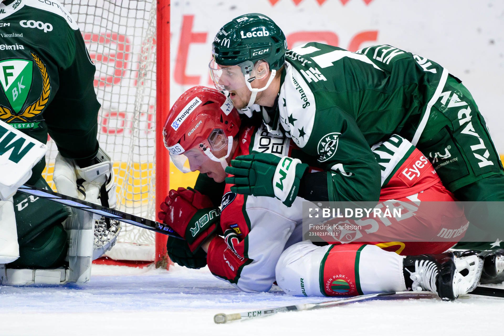 Färjestads målvakt Carl Lindbom och Joel Kellman kamp med