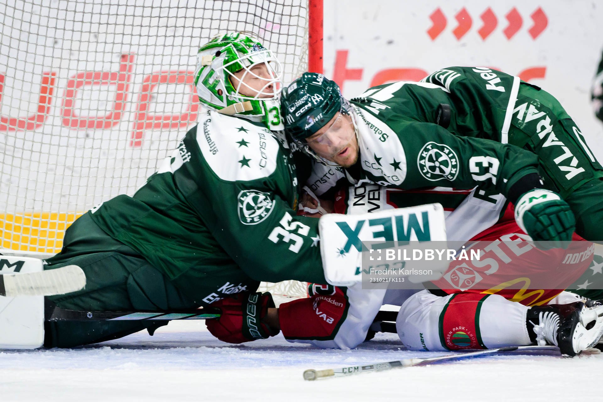 Färjestads målvakt Carl Lindbom och Joel Kellman kamp med
