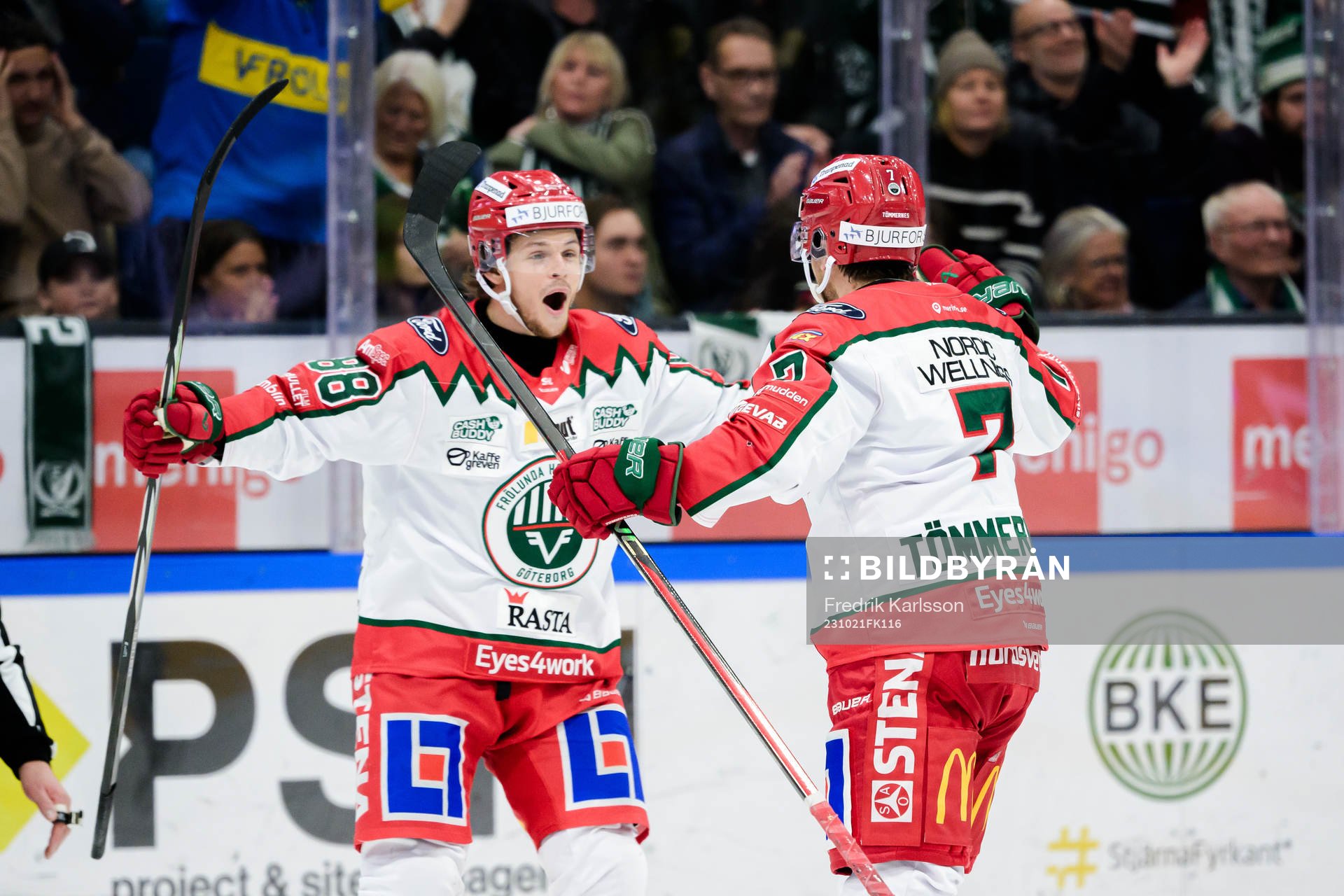 Frölundas Malte Strömwall och Henrik Tömmernes jublar