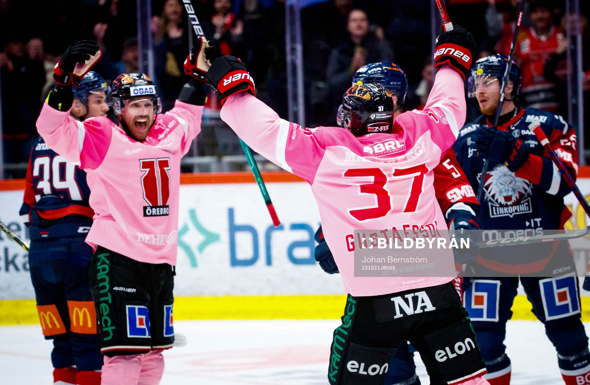 Örebros Ludvig Larsson jublar vid 4-2 med Glenn Gustafsson