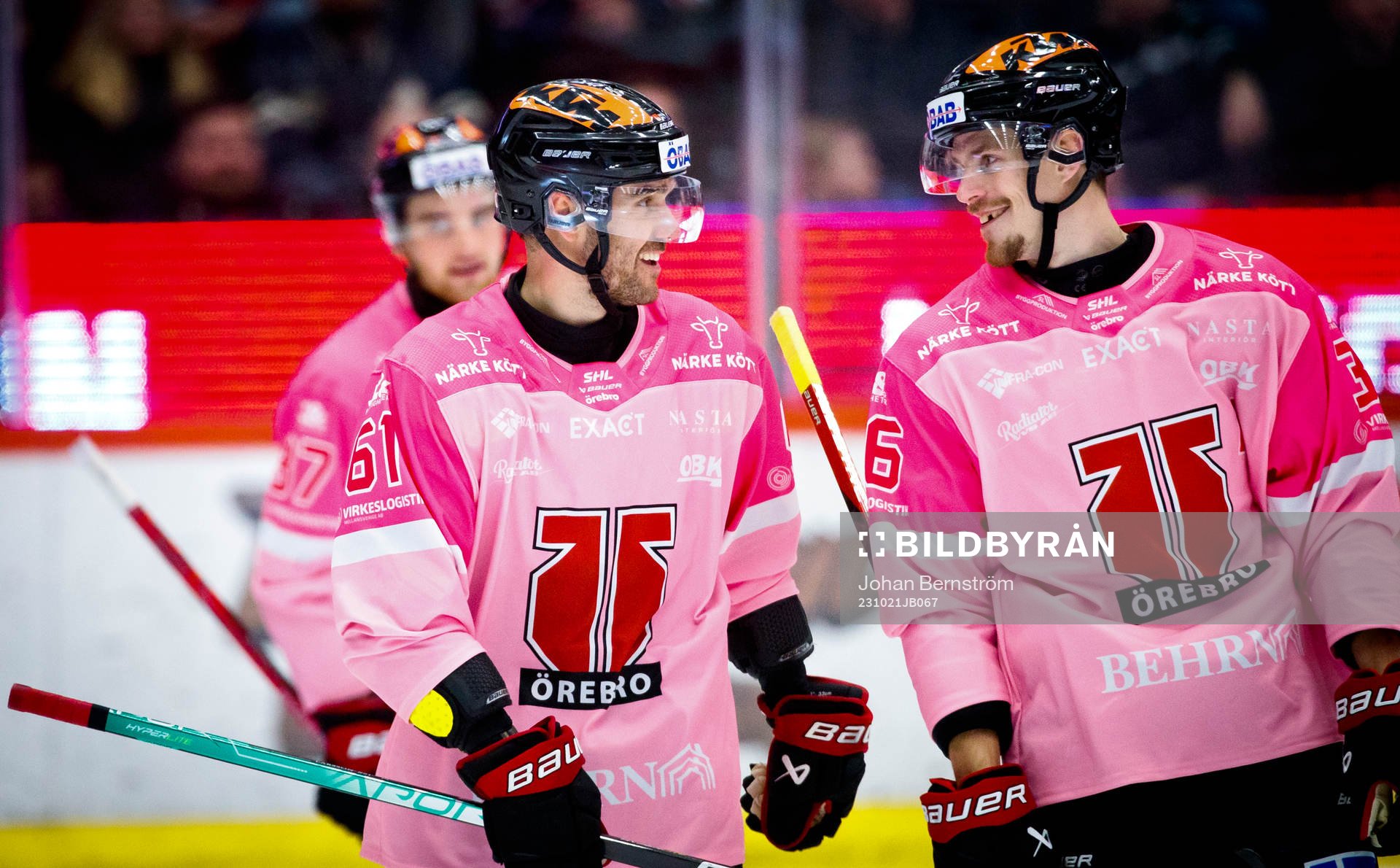 Örebros Ludvig Larsson jublar vid 4-2 med Emil Larsson