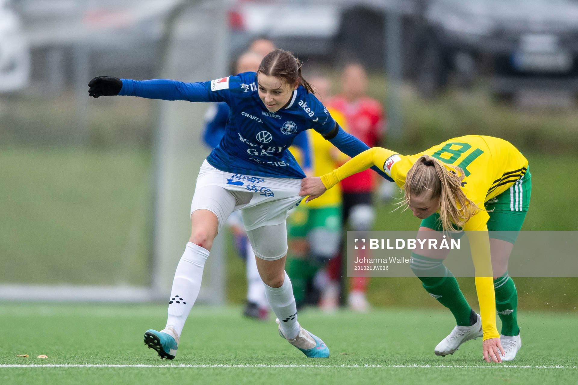 Trelleborgs Alice Egnér och Bollstanäs Moa Liwendahl under fotbollsmatchen i Elitettan mellan Bollstanäs och Trelleborg den 21 oktober 2023 i Upplands Väsby.