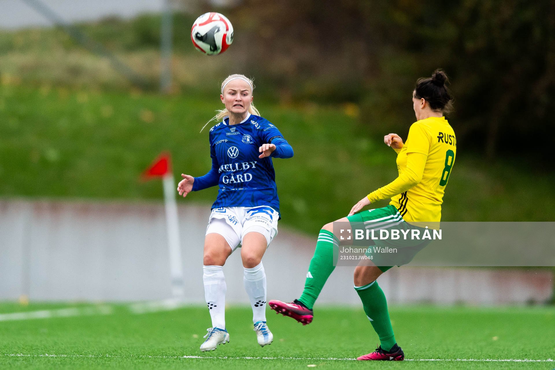 Trelleborgs Lova Sternfeldt och Bollstanäs Amanda Frank under fotbollsmatchen i Elitettan mellan Bollstanäs och Trelleborg den 21 oktober 2023 i Upplands Väsby.