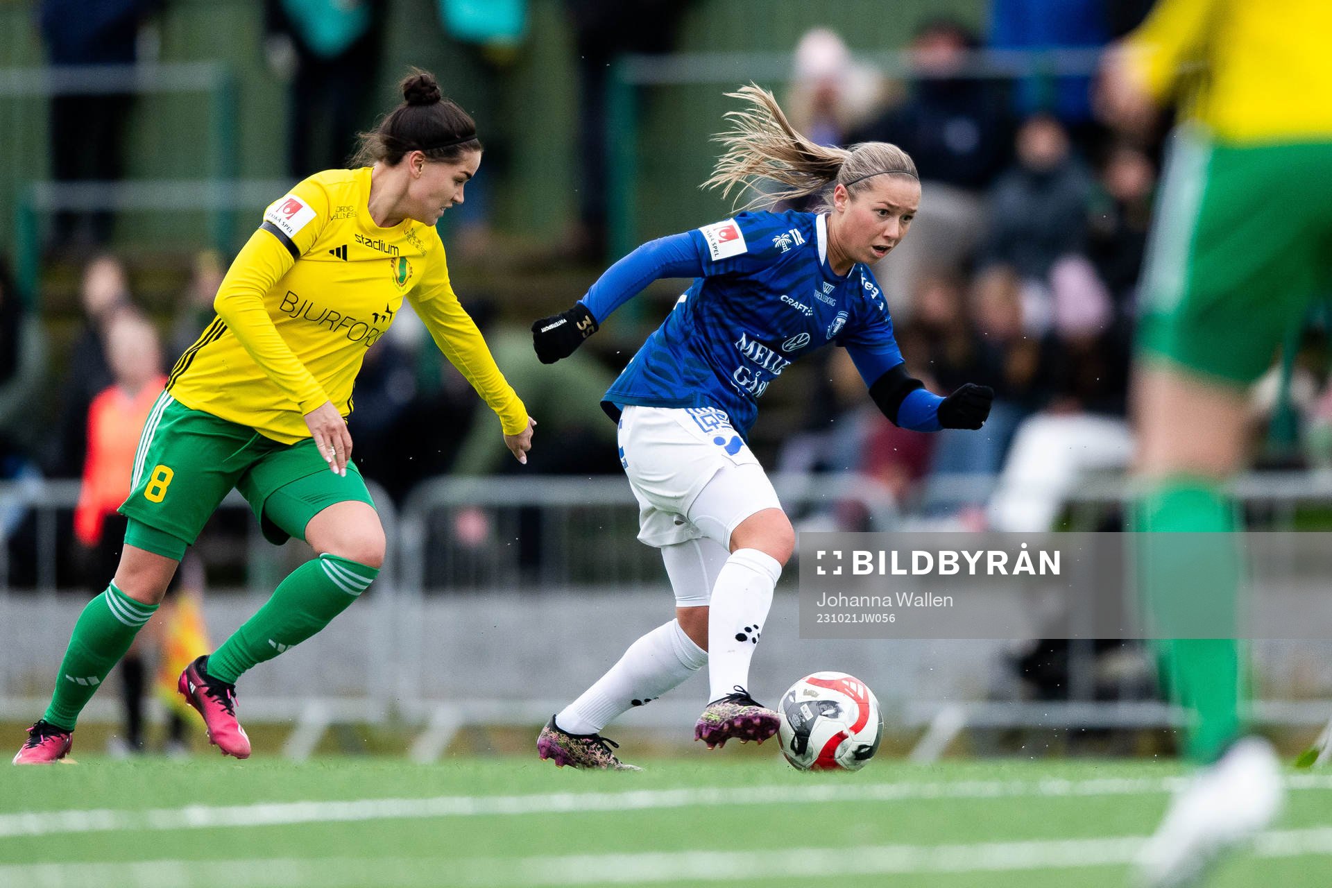 Trelleborgs Elina Lenir och Bollstanäs Amanda Frank under fotbollsmatchen i Elitettan mellan Bollstanäs och Trelleborg den 21 oktober 2023 i Upplands Väsby.