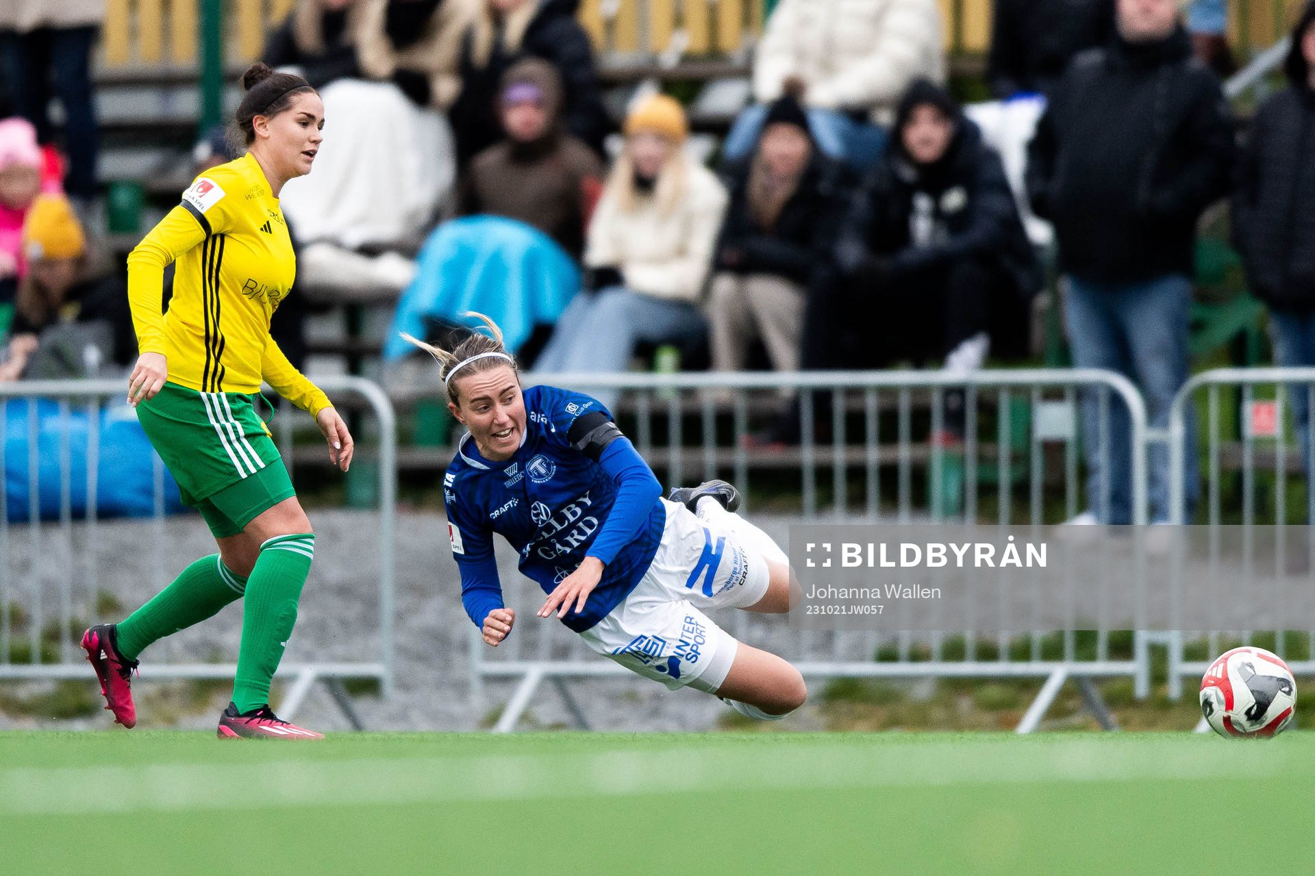 Bollstanäs Amanda Frank och Trelleborgs Viktoria Persson under fotbollsmatchen i Elitettan mellan Bollstanäs och Trelleborg den 21 oktober 2023 i Upplands Väsby.