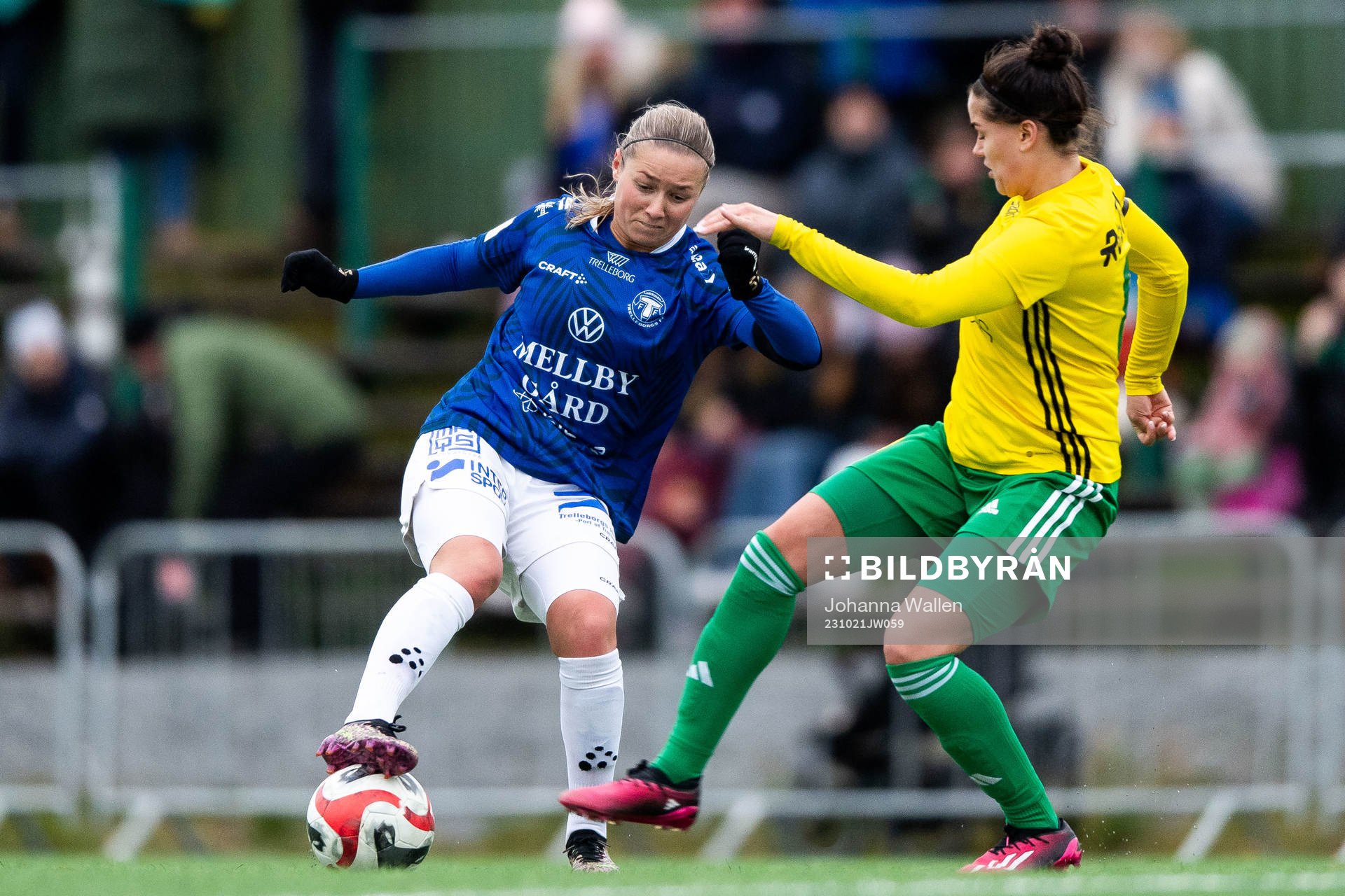 Trelleborgs Elina Lenir och Bollstanäs Amanda Frank under fotbollsmatchen i Elitettan mellan Bollstanäs och Trelleborg den 21 oktober 2023 i Upplands Väsby. 