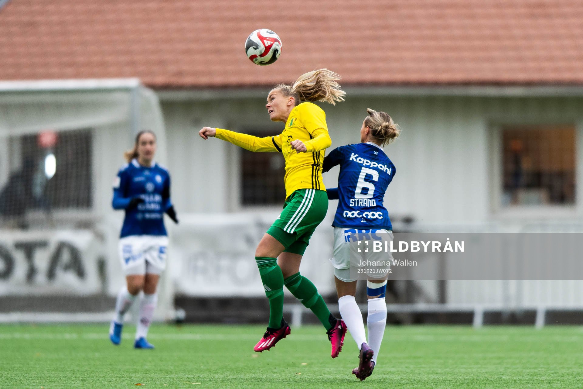 Bollstanäs Anna Thim och Trelleborgs Rio Strand under fotbollsmatchen i Elitettan mellan Bollstanäs och Trelleborg den 21 oktober 2023 i Upplands Väsby.