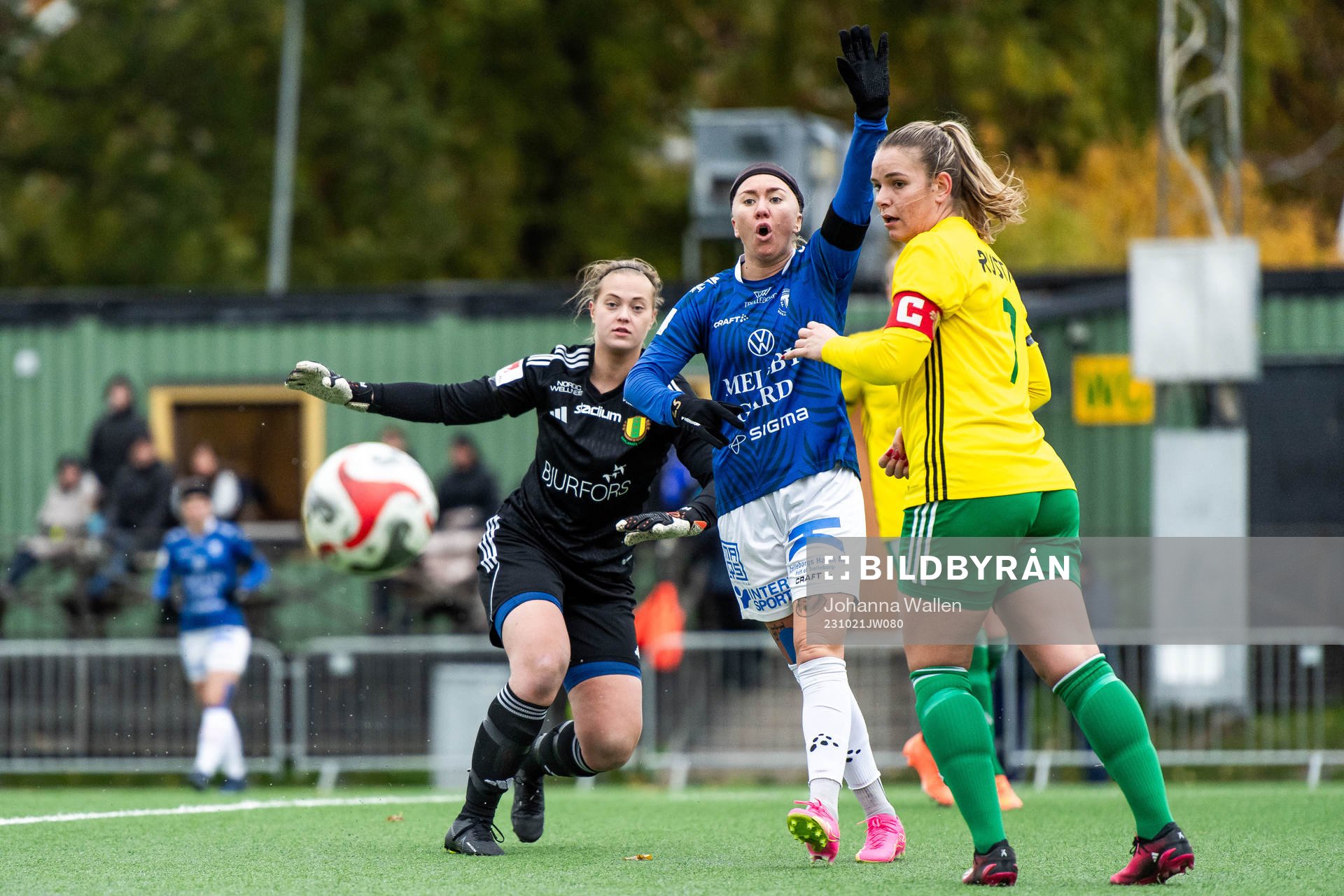 Bollstanäs målvakt Lovisa Fock och Sabina Lundström mot