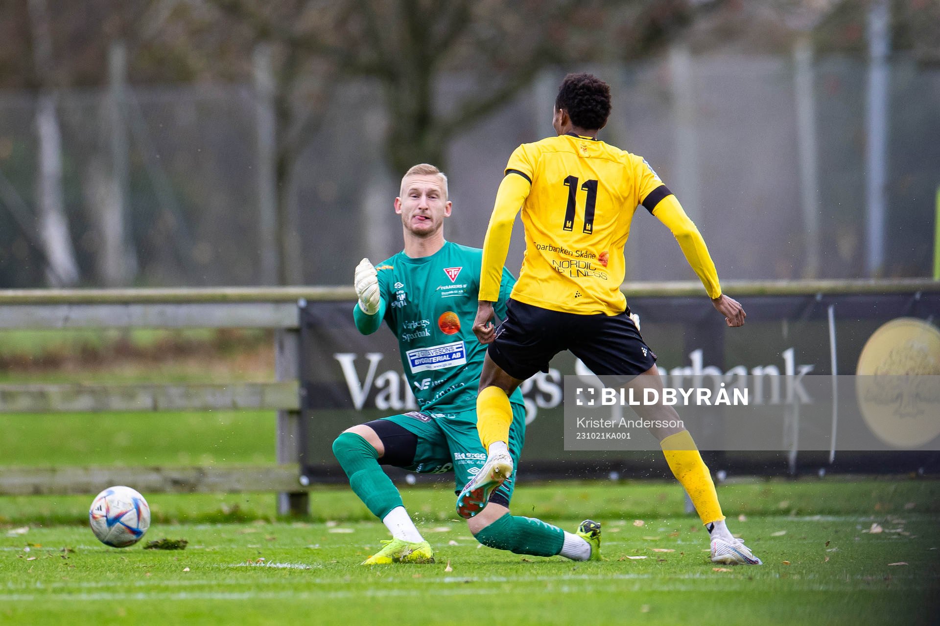 Lunds BKs Abdramane Djitteye gör 0-1 på Tvååkers Albin Svensson under fotbollsmatchen i Ettan södra mellan Tvååker och Lunds BK den 21 oktober 2023 i Tvååker.