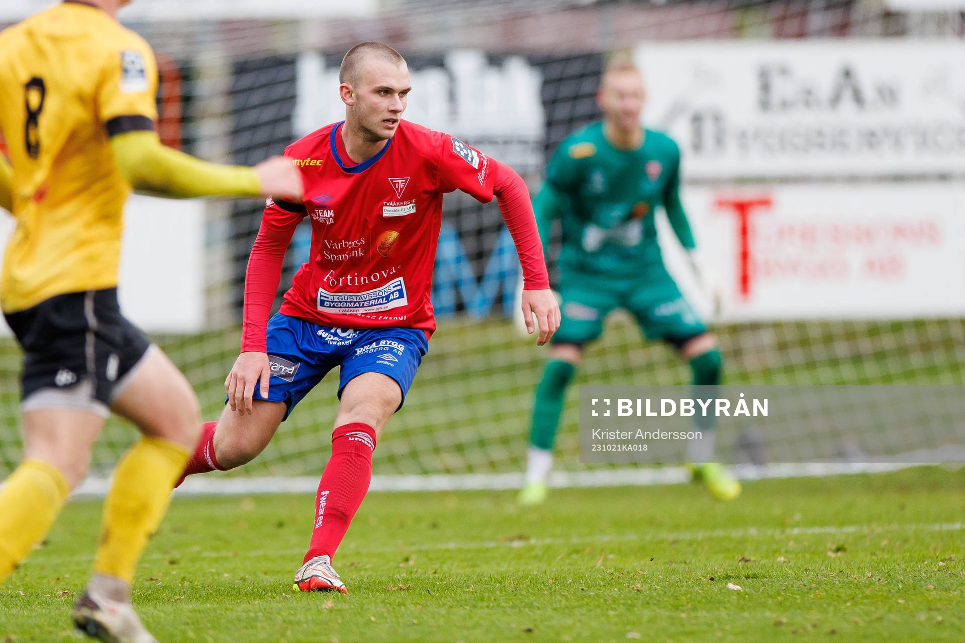 Tvååkers Nils Bertilsson under fotbollsmatchen i Ettan södra mellan Tvååker och Lunds BK den 21 oktober 2023 i Tvååker. 
