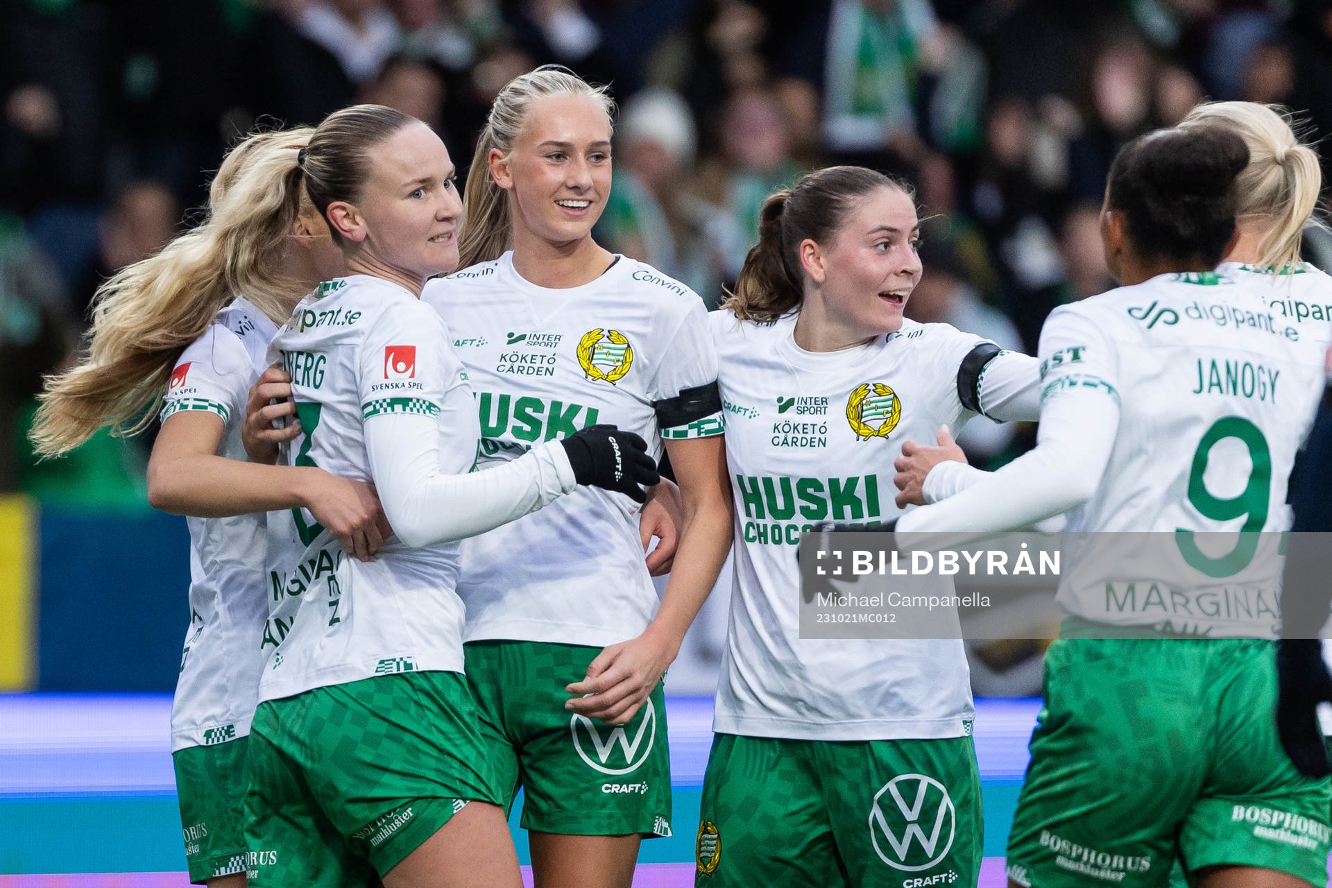 Hammarbys Ellen Wangerheim jublar med lagkamrater