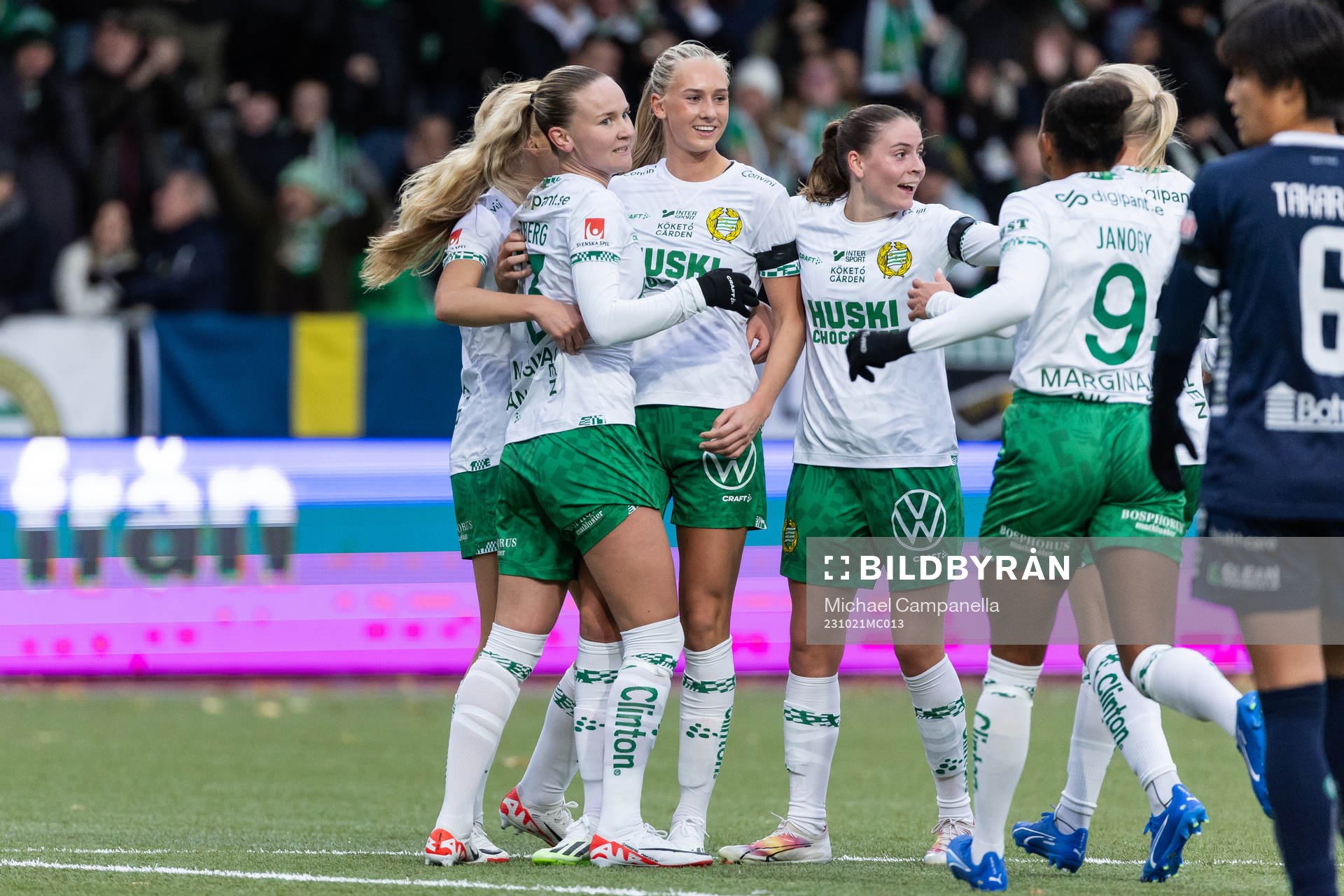 Hammarbys Ellen Wangerheim jublar med lagkamrater