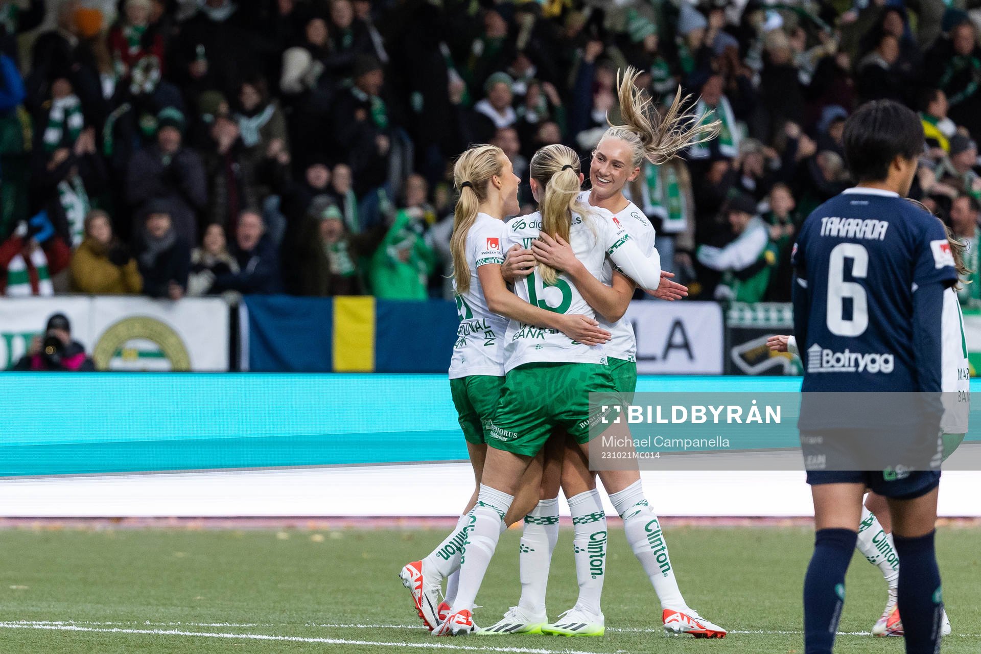 Hammarbys Ellen Wangerheim jublar med lagkamrater