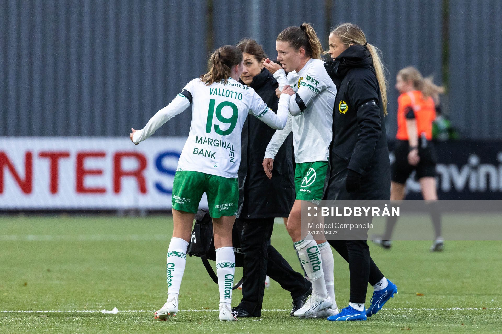 Hammarbys Emma Westin lämnar planen med en skada
