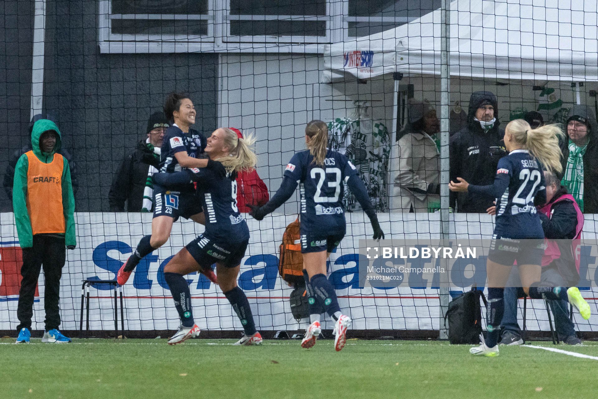 Linköpings Yuka Momiki jublar med lagkamrater