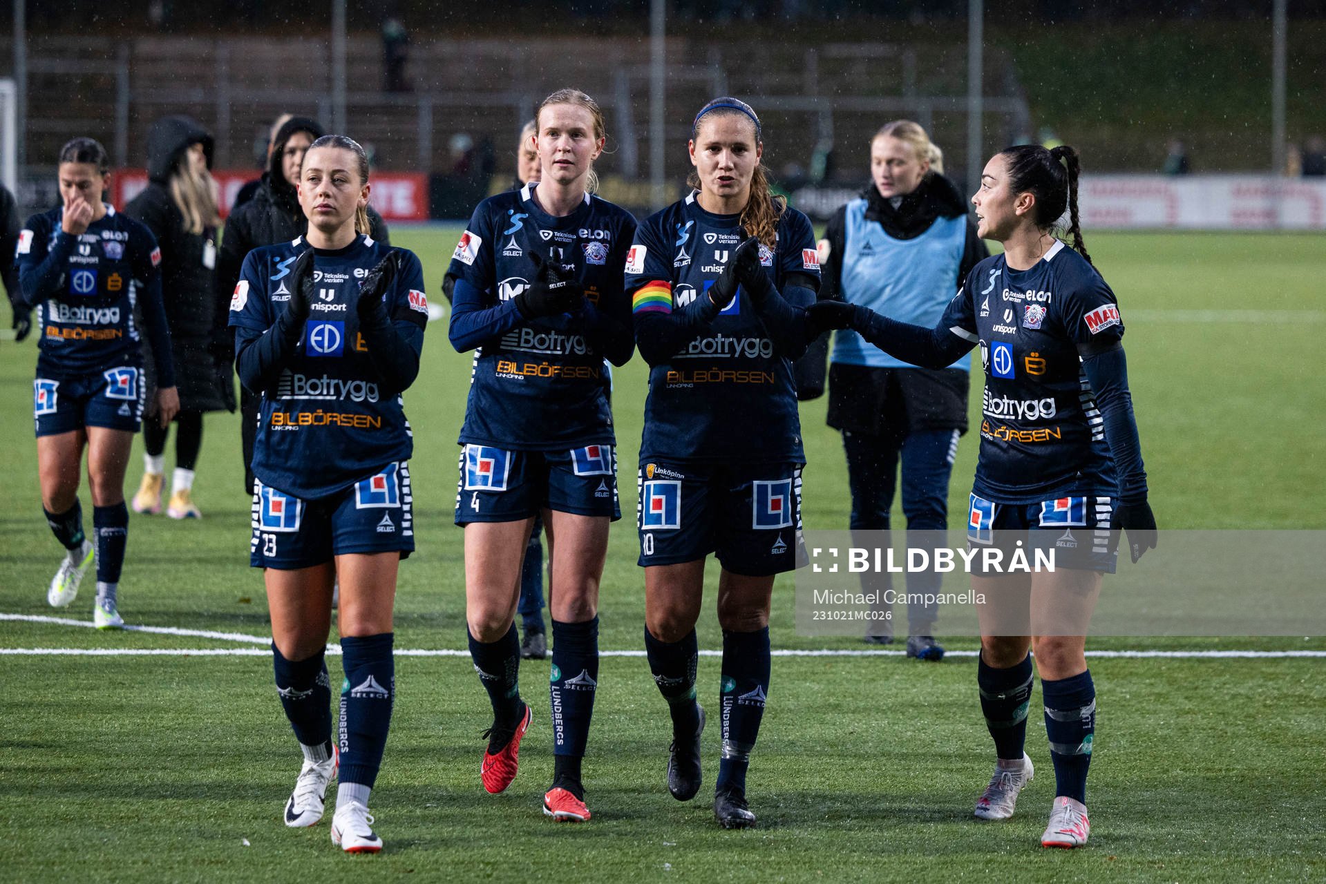 Linköpings Cornelia Kapocs, Emma Östlund, Emma Lennartsson, och Johanna Svedberg tackar publiken efter fotbollsmatchen i Damallsvenskan mellan Hammarby och Linköping den 21 oktober 2023 i Stockholm.