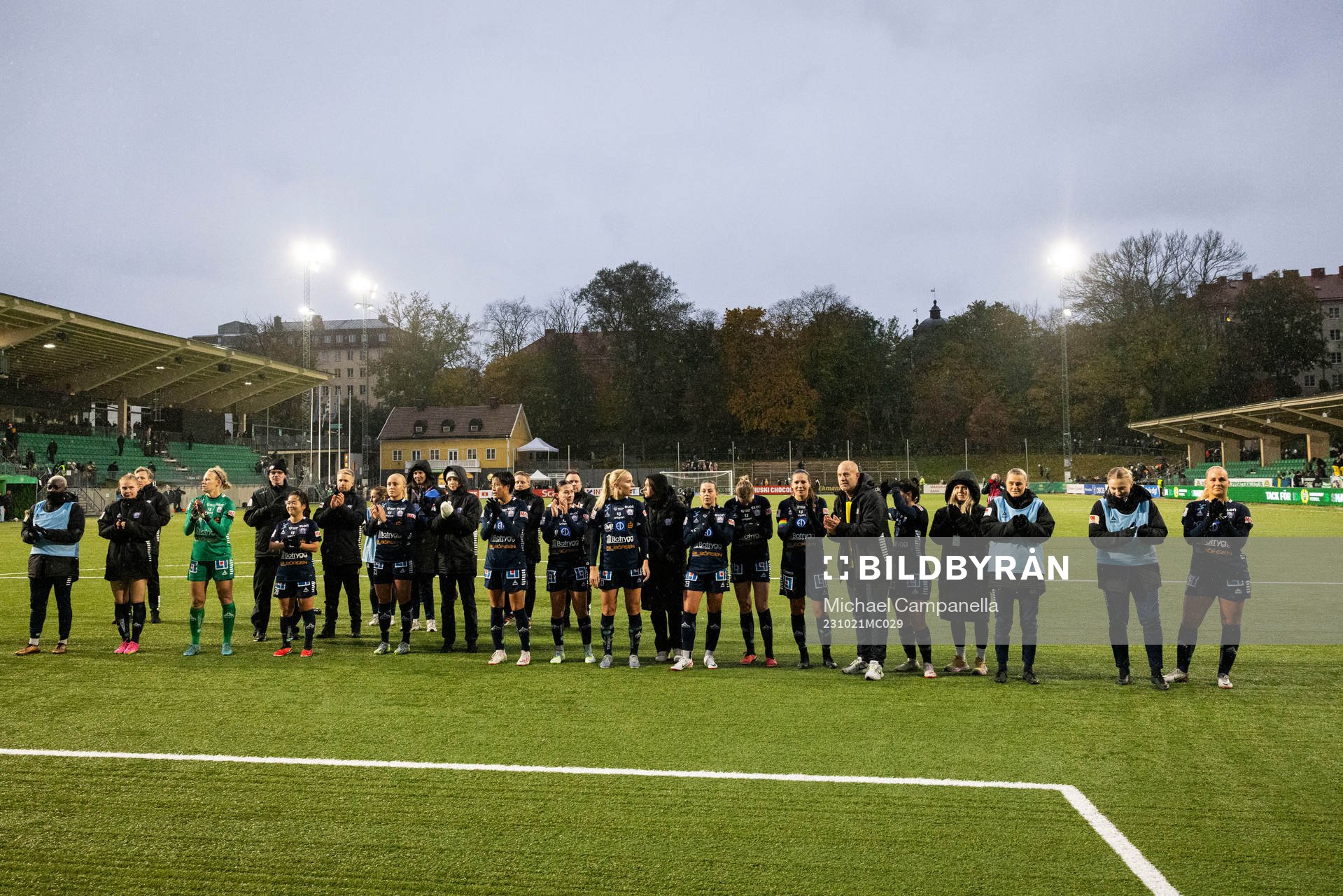 Linköpings spelarna tackar supportrarna