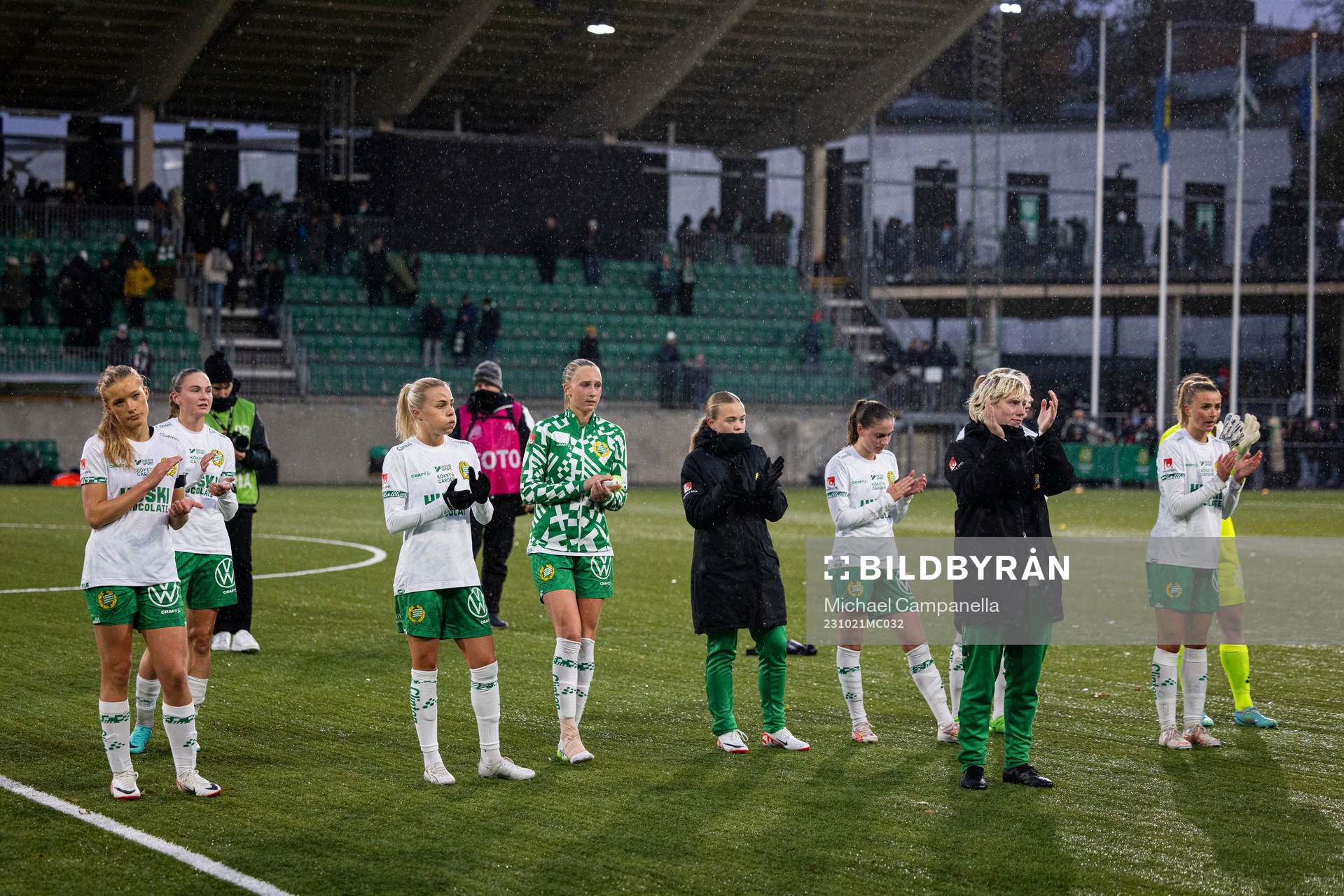 Hammarbys spelarna tackar publiken
