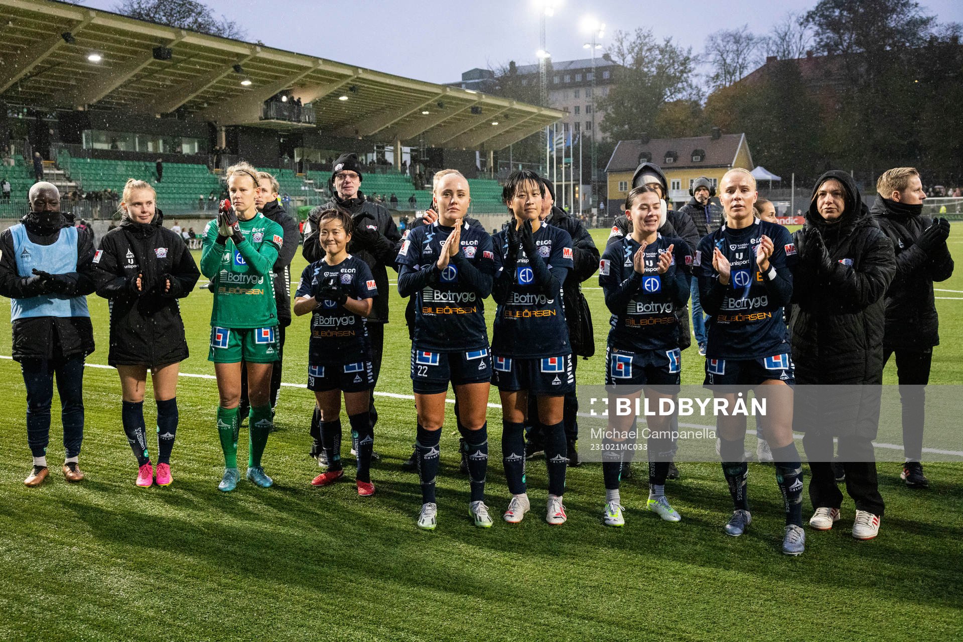 Linköpings spelarna tackar supportrarna