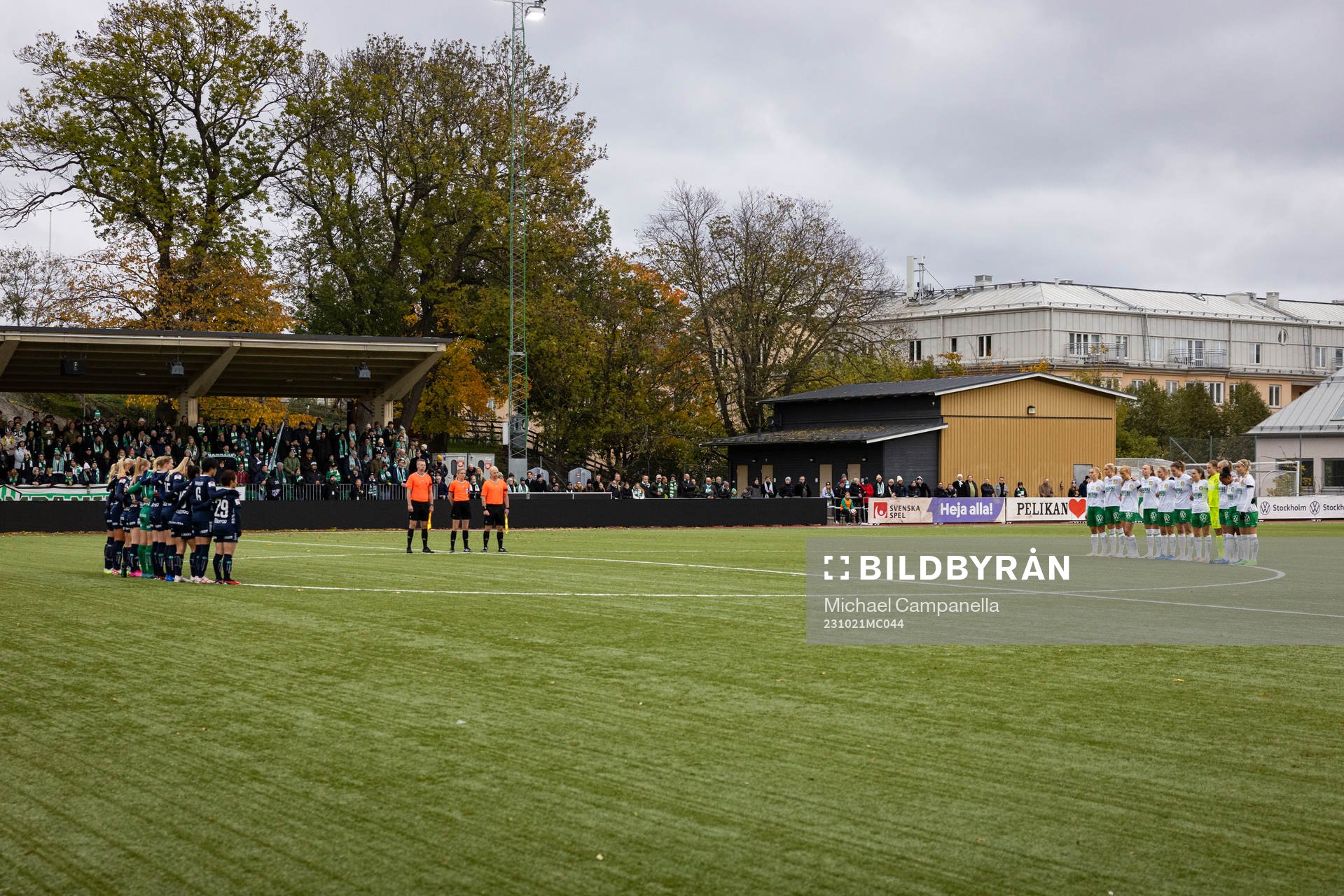 Linköpings och Hammarbys spelarna observera en tyst minut