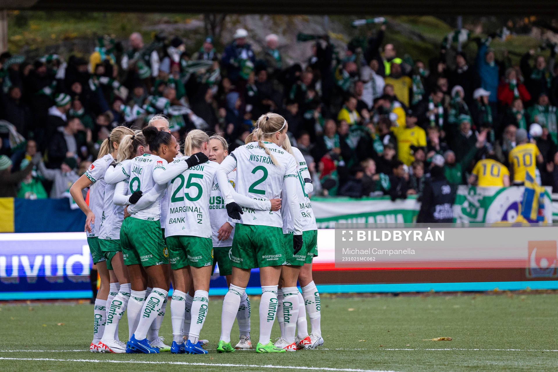 Hammarbys Ellen Wangerheim jublar med lagkamrater efter 1-0 under fotbollsmatchen i Damallsvenskan mellan Hammarby och Linköping den 21 oktober 2023 i Stockholm.