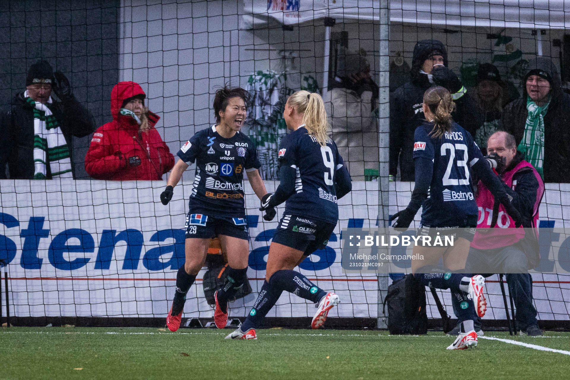 Linköpings Yuka Momiki jublar med lagkamrater efter 1-1 under fotbollsmatchen i Damallsvenskan mellan Hammarby och Linköping den 21 oktober 2023 i Stockholm.