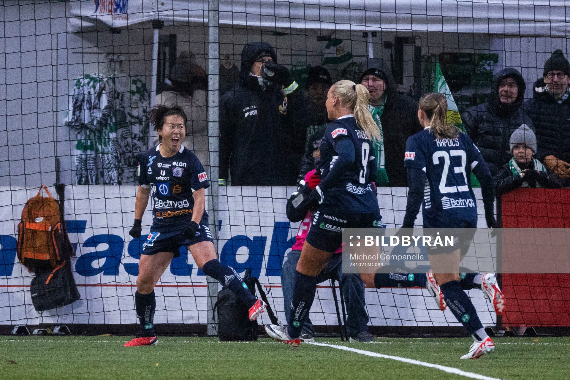 Linköpings Yuka Momiki jublar med lagkamrater