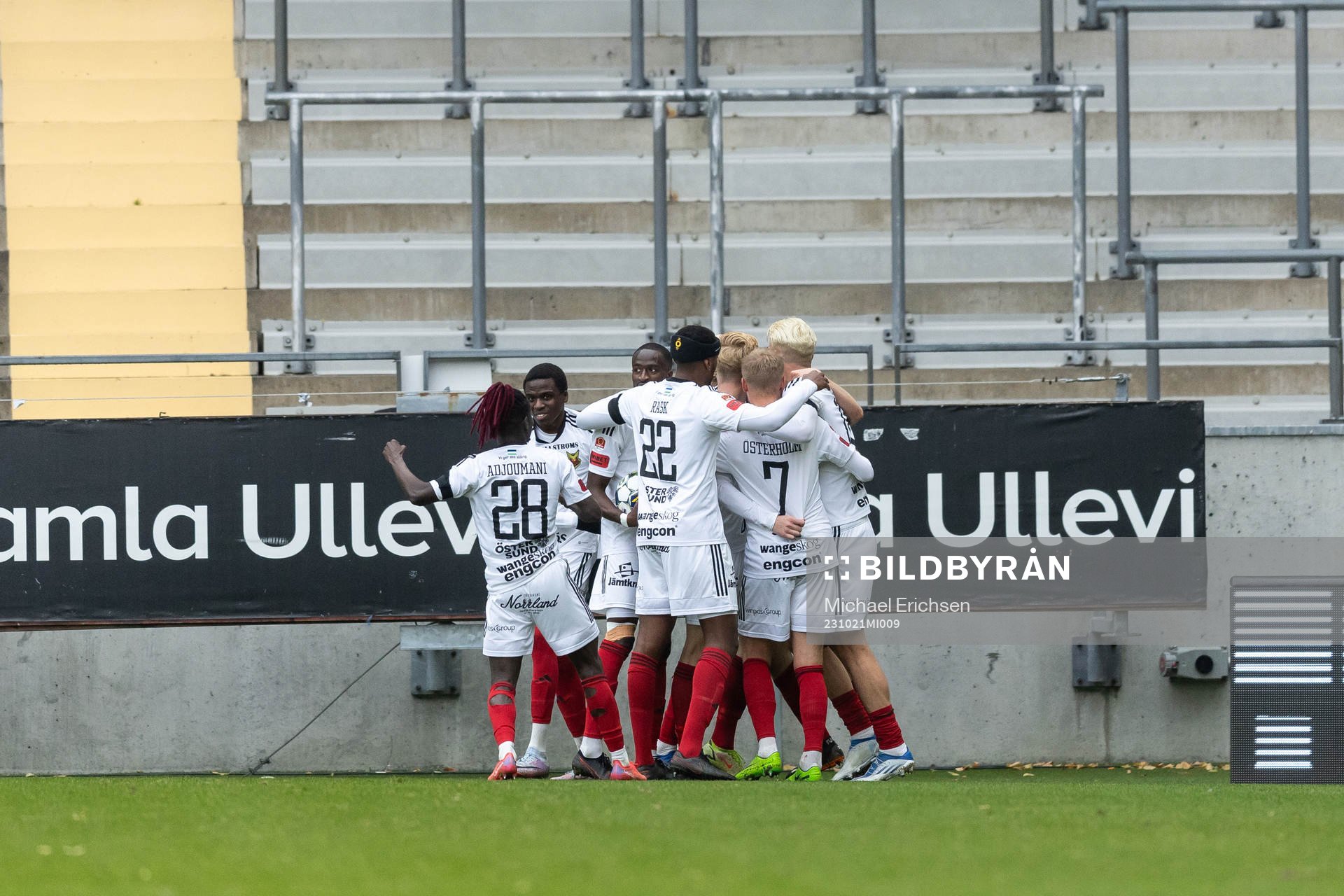 Östersunds Jakob Hedenquist jublar med lagkamrater