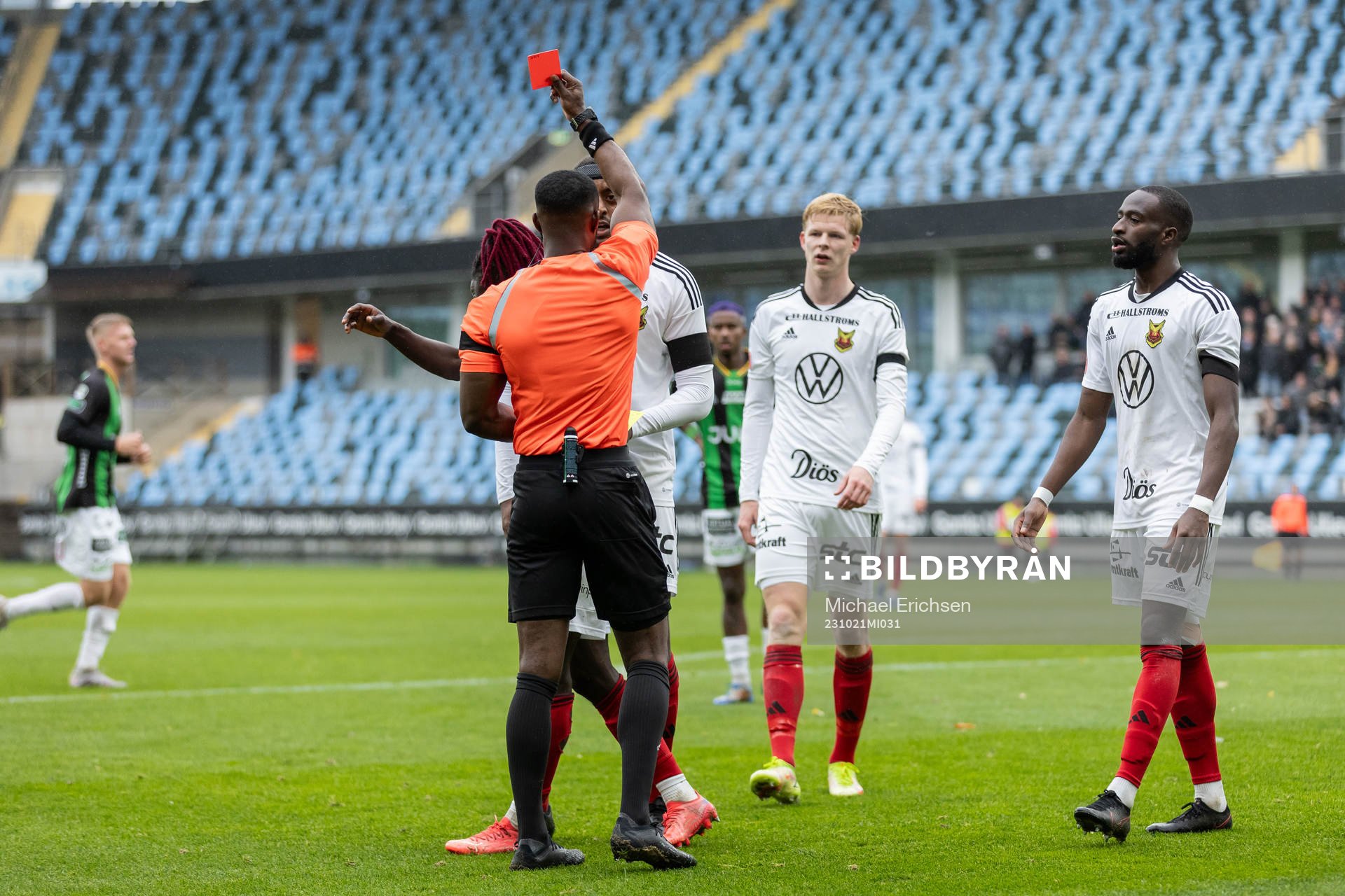 Östersunds Yannick Armel Assiedou Adjoumani får ett rött