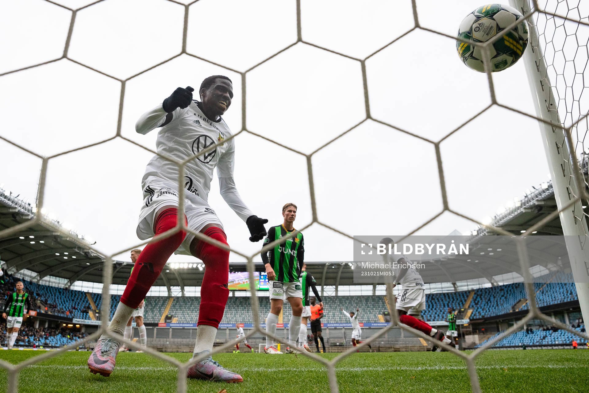 Östersunds Calvin Kabuye jublar