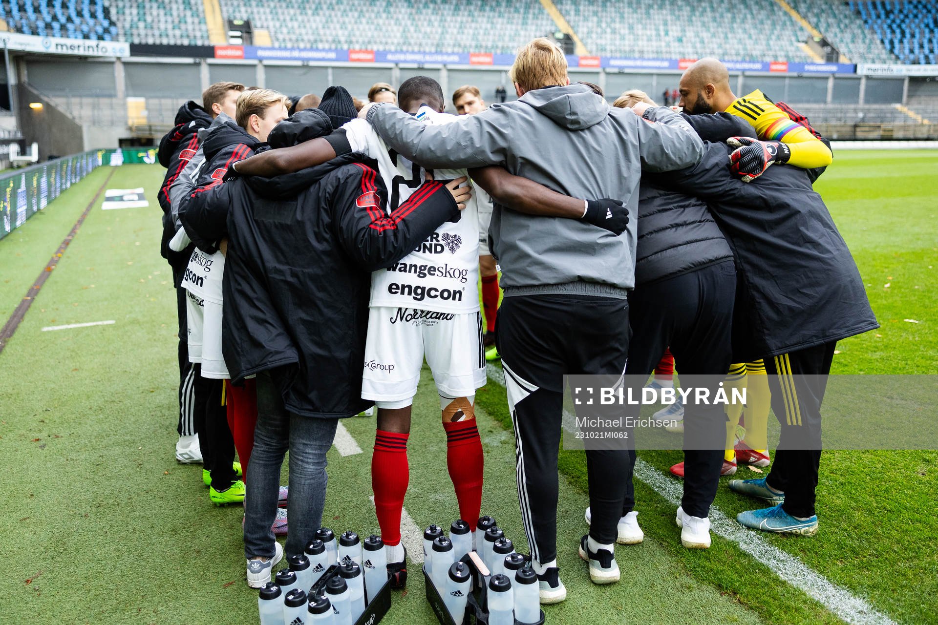 Östersunds spelare och ledare samlade innan
