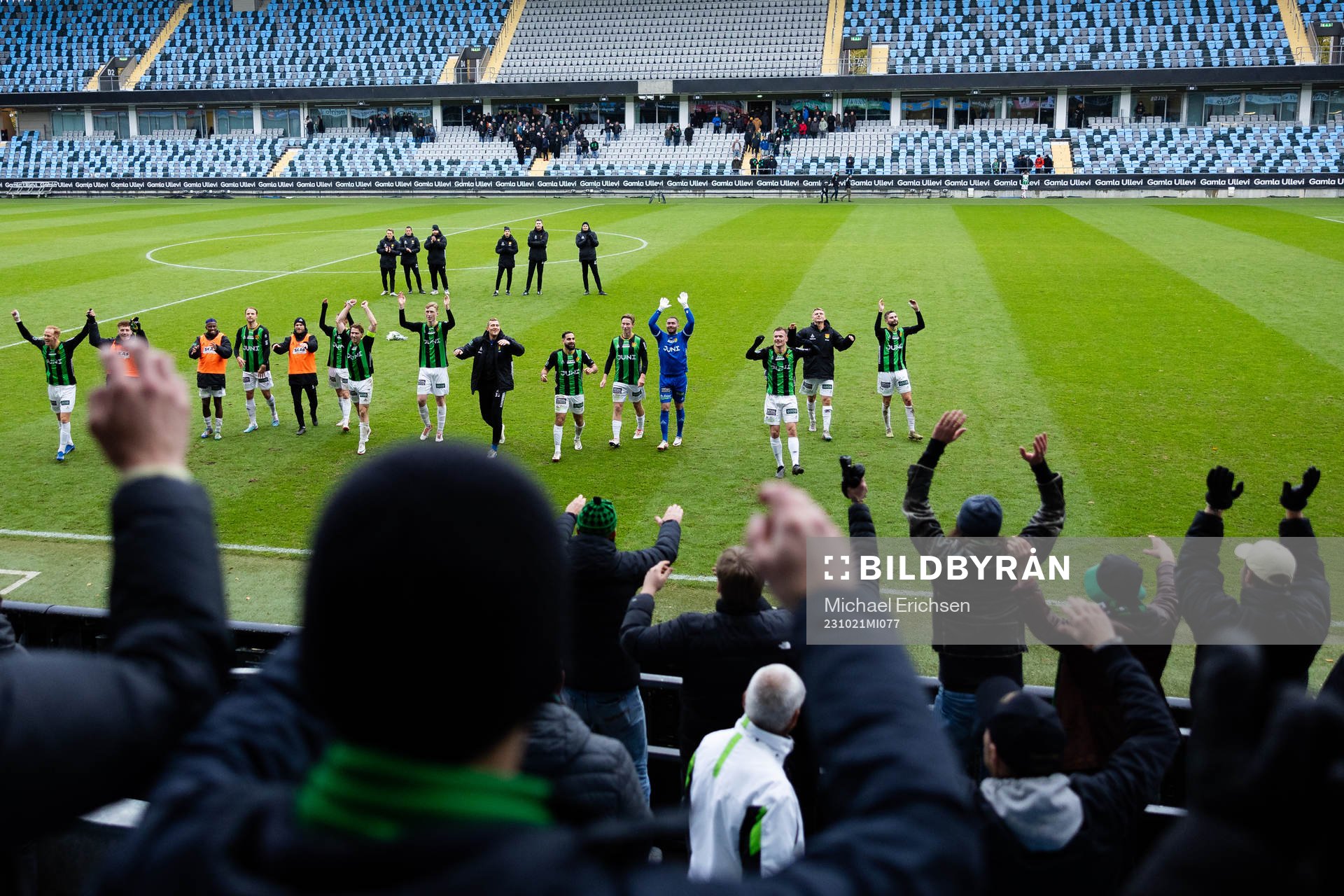 GAIS spelare jublar och tackar publiken efter fotbollsmatchen i Superettan mellan GAIS och Östersund den 21 oktober 2023 i Göteborg. 