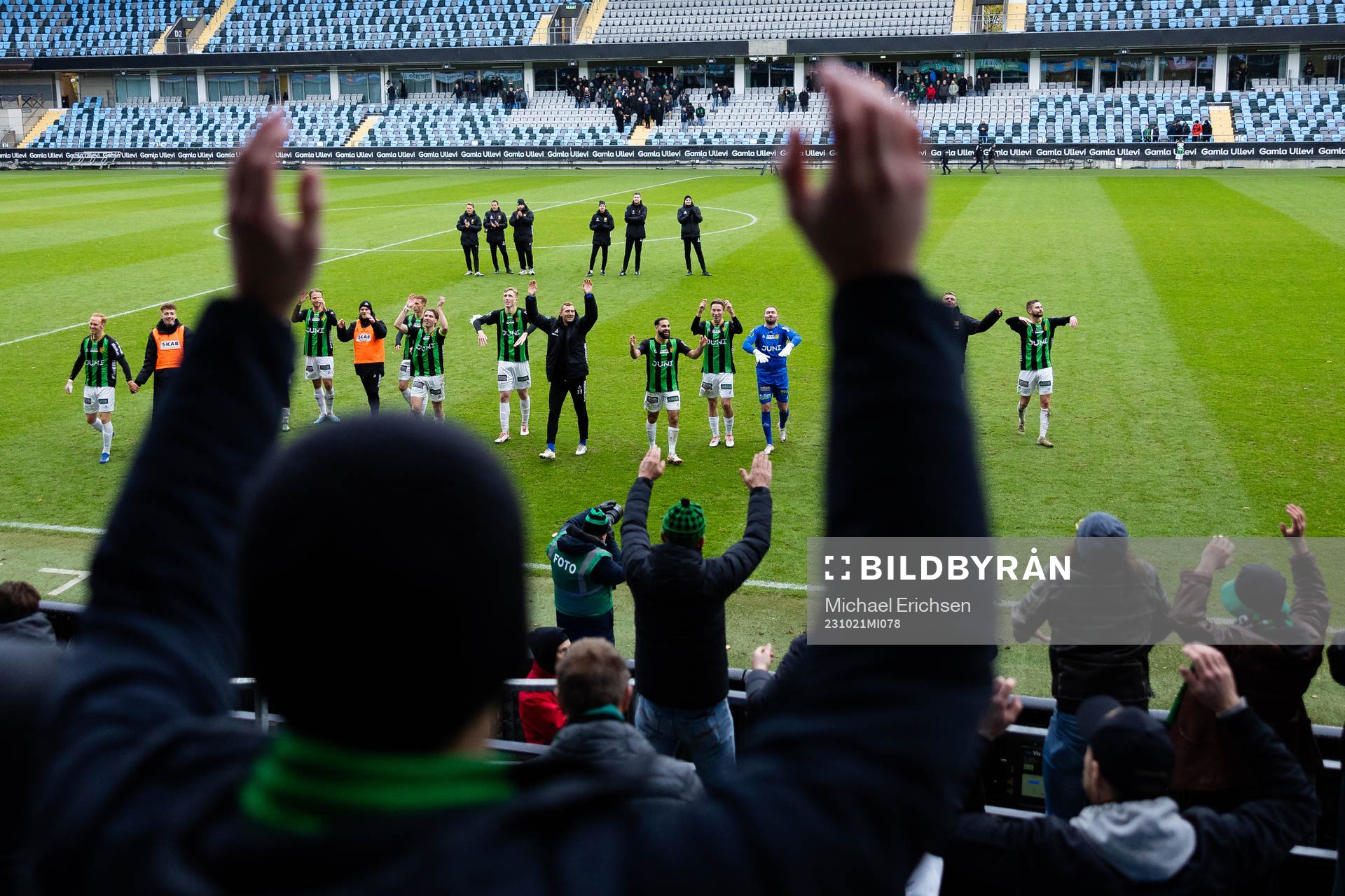 GAIS spelare jublar och tackar publiken efter fotbollsmatchen i Superettan mellan GAIS och Östersund den 21 oktober 2023 i Göteborg. 
