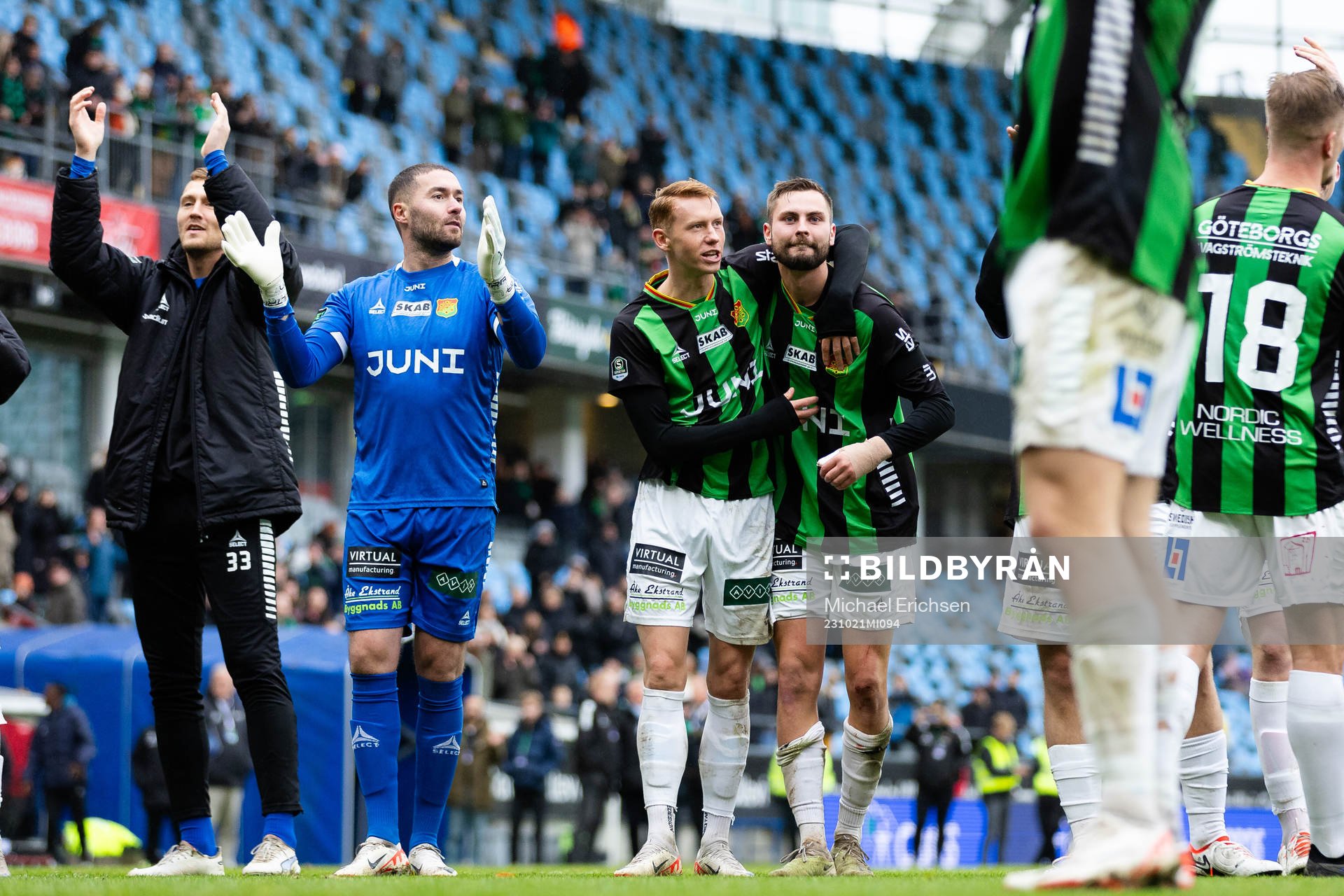 GAIS målvakt Mergim Krasniqi, Julius Lindberg och Axel Norén jublar efter fotbollsmatchen i Superettan mellan GAIS och Östersund den 21 oktober 2023 i Göteborg.