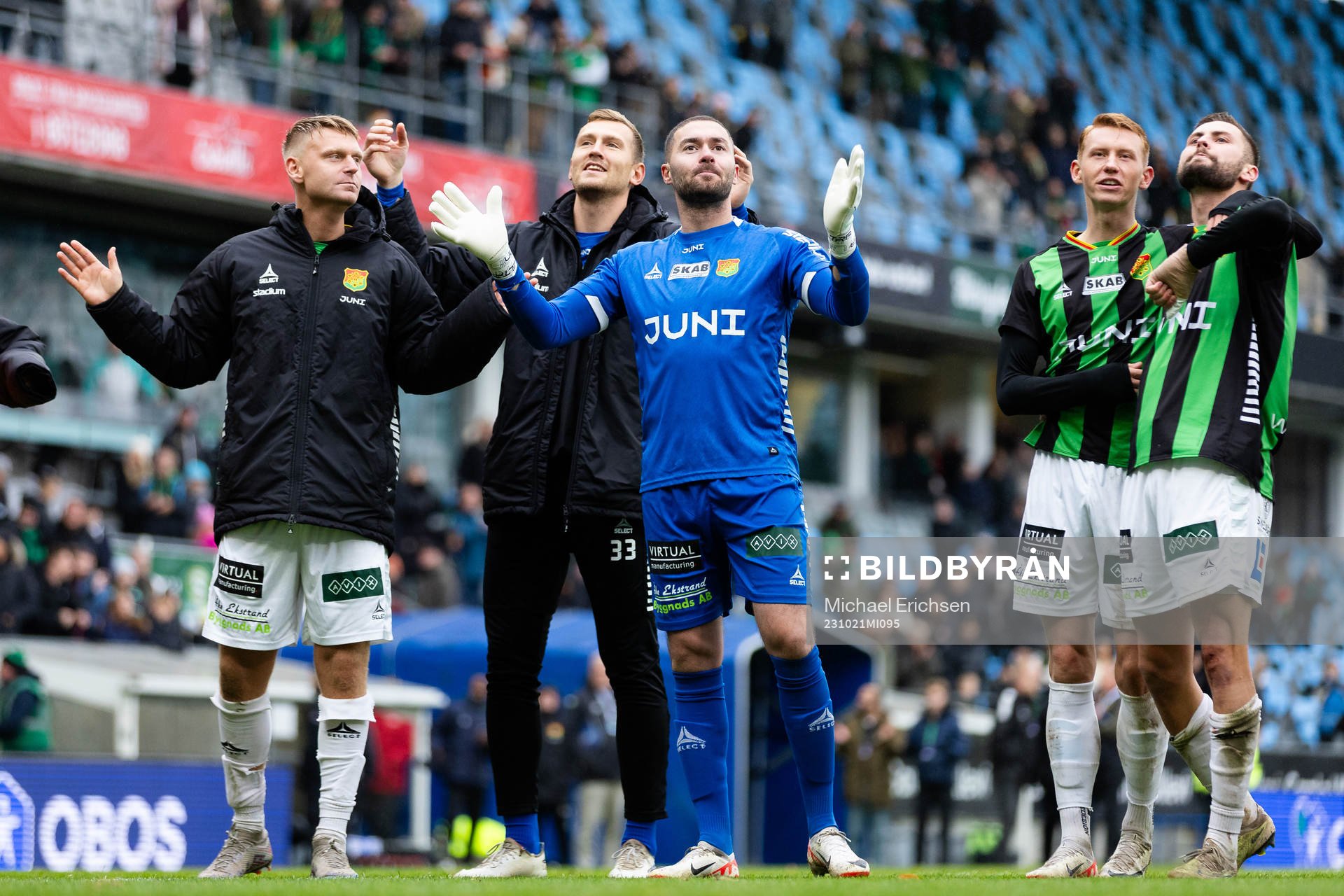 GAIS målvakt Mergim Krasniqi, Julius Lindberg och Axel Norén jublar efter fotbollsmatchen i Superettan mellan GAIS och Östersund den 21 oktober 2023 i Göteborg.