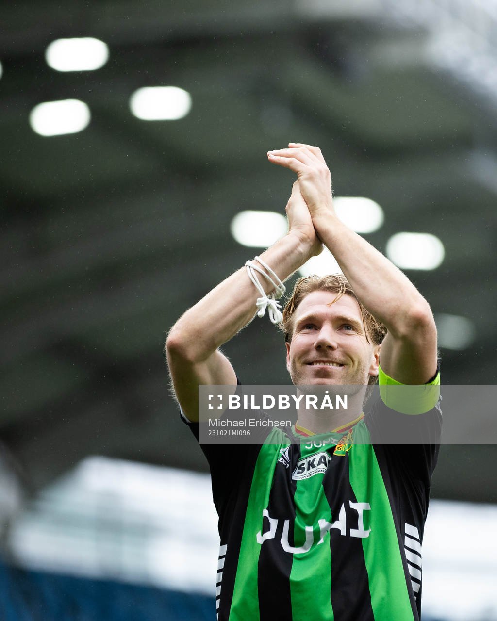 GAIS August Wängberg jublar och håller i segersång efter fotbollsmatchen i Superettan mellan GAIS och Östersund den 21 oktober 2023 i Göteborg.