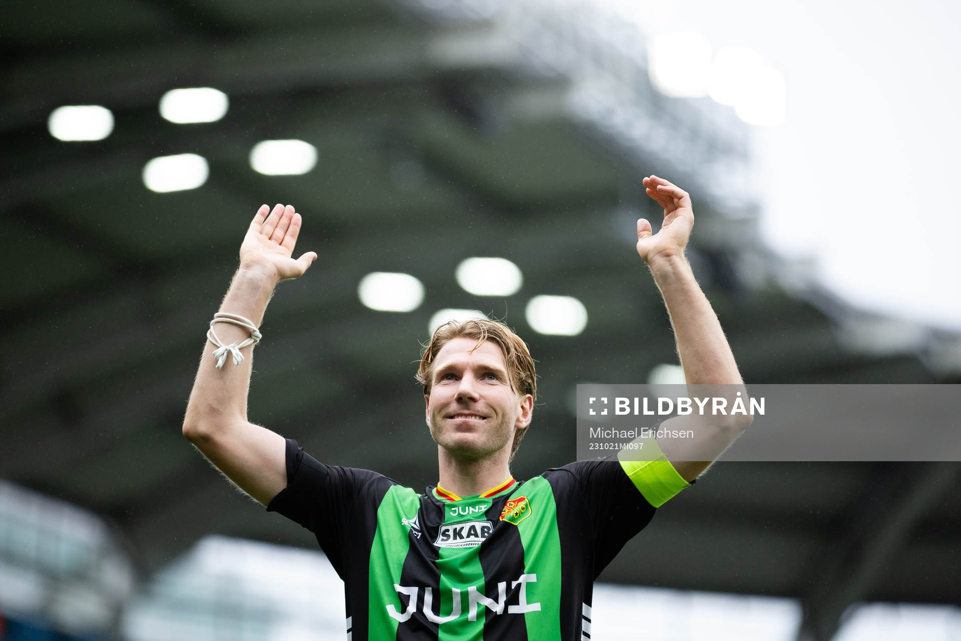 GAIS August Wängberg jublar och håller i segersång efter fotbollsmatchen i Superettan mellan GAIS och Östersund den 21 oktober 2023 i Göteborg.