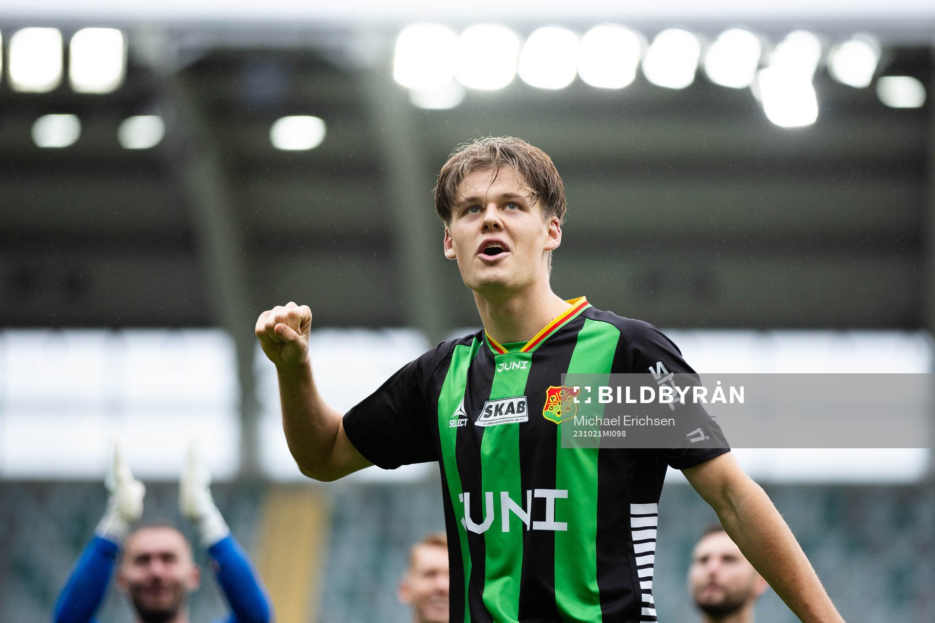 GAIS Axel Henriksson jublar och håller i segersång