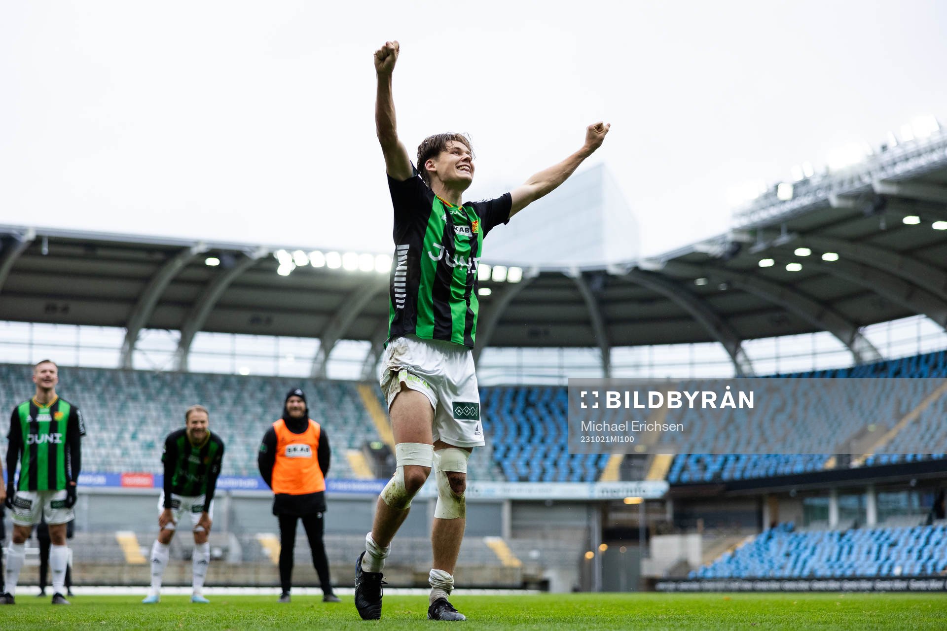 GAIS Axel Henriksson jublar och håller i segersång